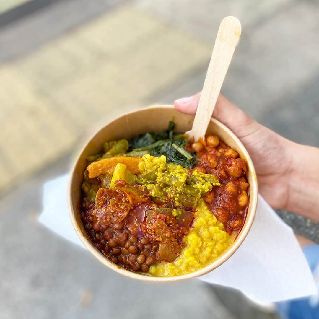Eat With Steph & Coのインスタグラム：「Cold and rain makes me crave hearty warming food, what about you?  This traditional Ethiopian food from @addistaste in @peckhammall was just that. Great combination of flavours! Vegan and meat options 👏🏻  #prinvite」