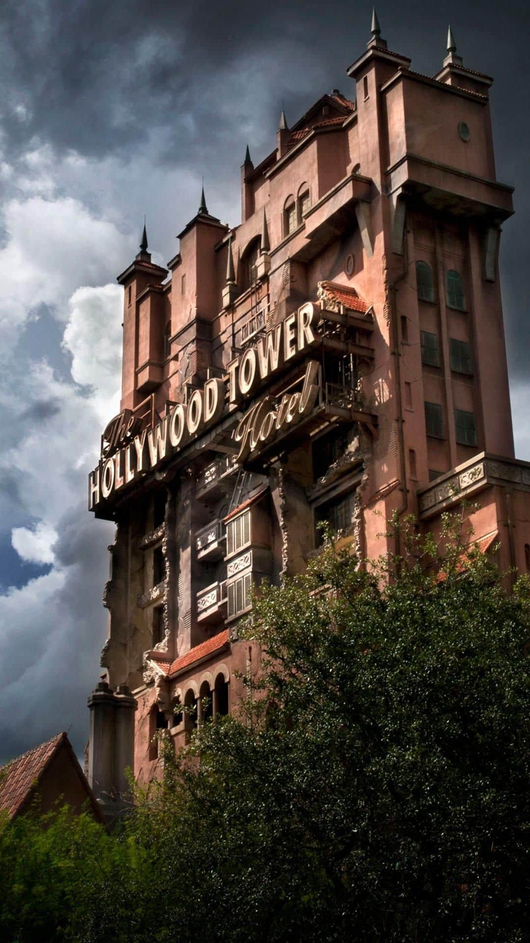 Walt Disney Worldのインスタグラム：「Welcome to the Hollywood Tower Hotel, where on tonight’s episode we are going behind the scenes to discover the secrets behind this adventure. #DisneyMagicMoments ✨」