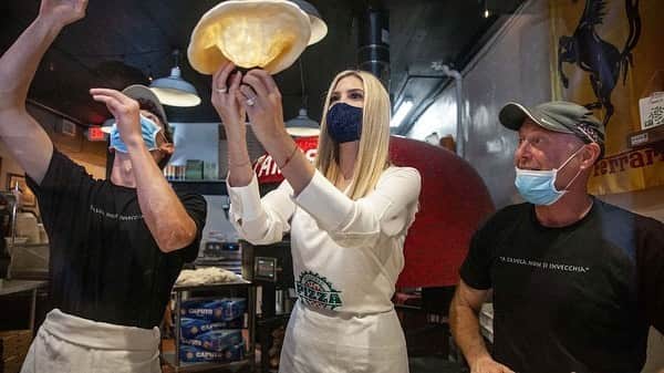 のインスタグラム：「1.5 million Georgia jobs are being protected by the President’s Paycheck Protection Program helping keep 174,000 businesses, like Acworth’s Pizza by Fuscos which I visited yesterday, stay open and make payroll.   Thank you to owners David and Mike for teaching me how to toss pizza dough and make a delicious pie!」