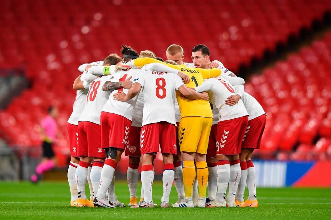 カスパー・シュマイケルさんのインスタグラム写真 - (カスパー・シュマイケルInstagram)「The perfect win to end the national team matches. Huge congratulations to @chriseriksen8 & Simon Kjær on 100 appearances 💯😍🇩🇰」10月15日 6時17分 - kasperschmeichel