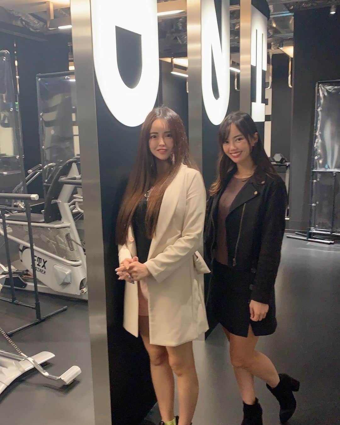 hina2221のインスタグラム：「ドライバー飛距離アップしたくて鍛えることに🙄✨ @better_bodies_hi のヒップアップクラスにゆいぴょ誘っていってきました☺️ グループワークアウトだからキツい筋トレも楽しくやりきれた💪✨楽しくボディーメイクできちゃうなんて最高❤️ 終わった後に飲んだオリジナルスムージーもおいしいしかわい☺️💕  #ベターボディーズハイ #青山ジム #外苑前ジム #表参道ジム #青山一丁目ジム #グループワークアウト #バトルロープ #外苑前カフェ #pr #トリドリベース #ゴルフ女子#飛距離アップ#ドライバー200yd目指す」