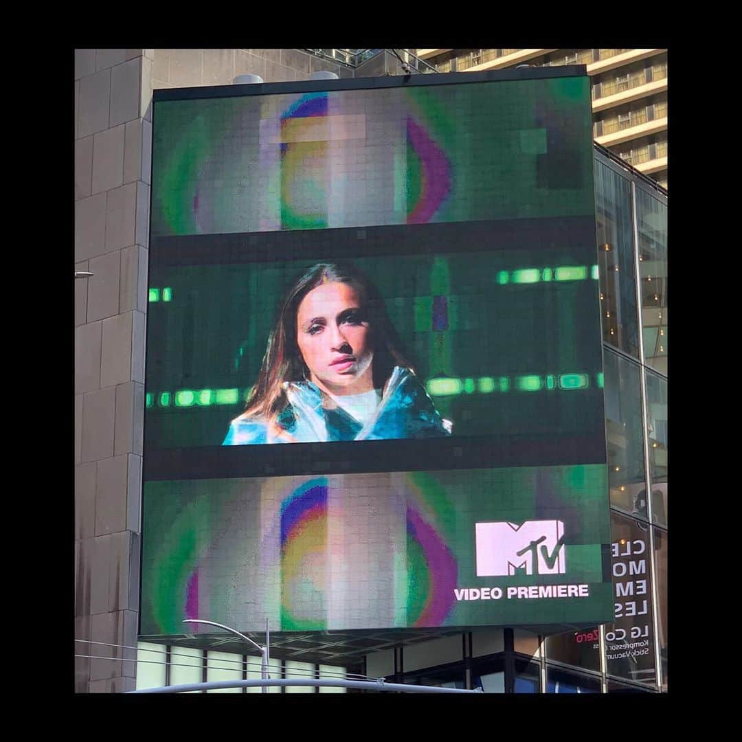 タテ・マクレーさんのインスタグラム写真 - (タテ・マクレーInstagram)「billboard in times square today 🥺❤️ thank you sooooo much @mtv wow」10月15日 6時32分 - tatemcrae