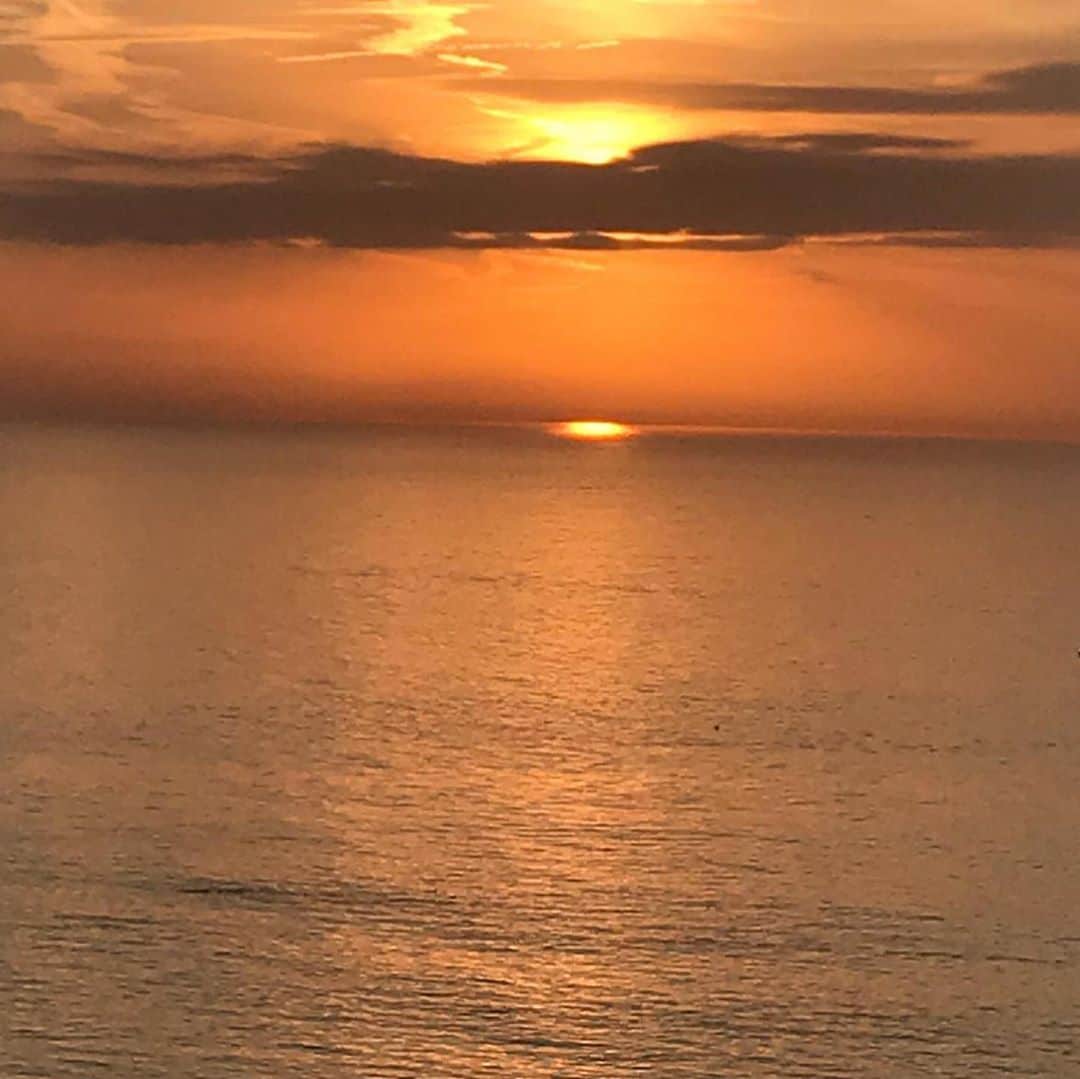 ティファニー・キャデラックのインスタグラム：「🌞 Sun gaze & recharge vitality✨  #ThirdeyeConsciousness #SunGazing #LearnFromTheAncestors #Ra #Atum #SolarIntelligence #MayTheSolarForceBeWithYou #EatTheSun #QuantnumScience #TheSunOfTheSun #SunChargedWater #SolarAncestors #TheSolarHeart」