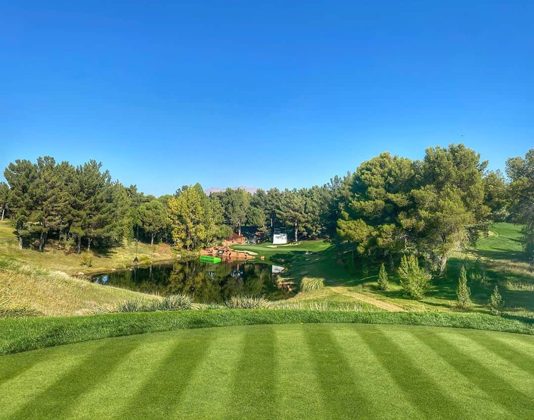 ジャスティン・トーマスのインスタグラム：「The course this week might be the best manicured course I’ve ever played... it is PURE! Wish we were in JeJu right now but hats off to @thecjcup for getting us here... Shadow Creek is a pretty good alternative!」
