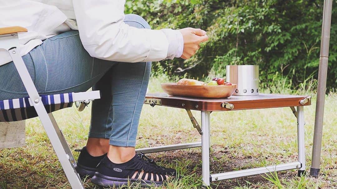 のインスタグラム：「ここにいると🏕ますます  幸せと感じる沸点が低くなる  必要最低限で　幸せはシンプル  あぁCamp行きたい（´-`）.｡o  今日もどこで何をしてるにしても  幸せ感じる沸点下げてこ！  素敵な一日を！！  #iwannago #now  #camp #campfilm  #裸足 以外はほぼ　#keen」