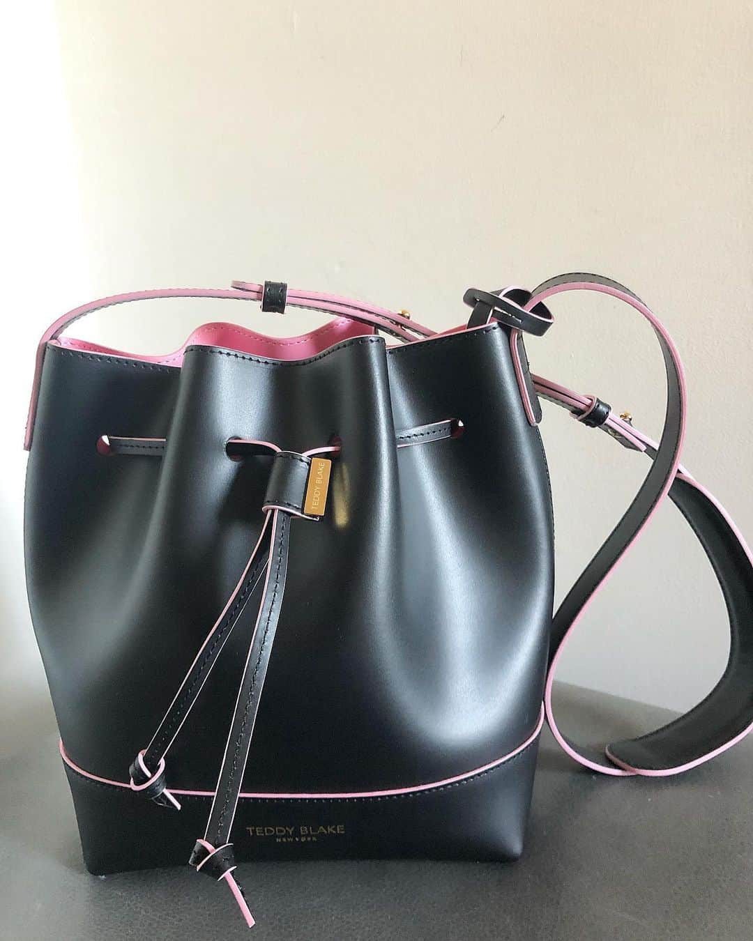 G・ハネリウスさんのインスタグラム写真 - (G・ハネリウスInstagram)「Out the door in my new favorite bag! Catch this Limited Edition Collection - available in 2 styles www.teddyblake.com - Made in Italy with premium leather Available through Klarna's 4 installments plan as well! @teddy_blake @klarna.usa」10月15日 6時39分 - ghannelius