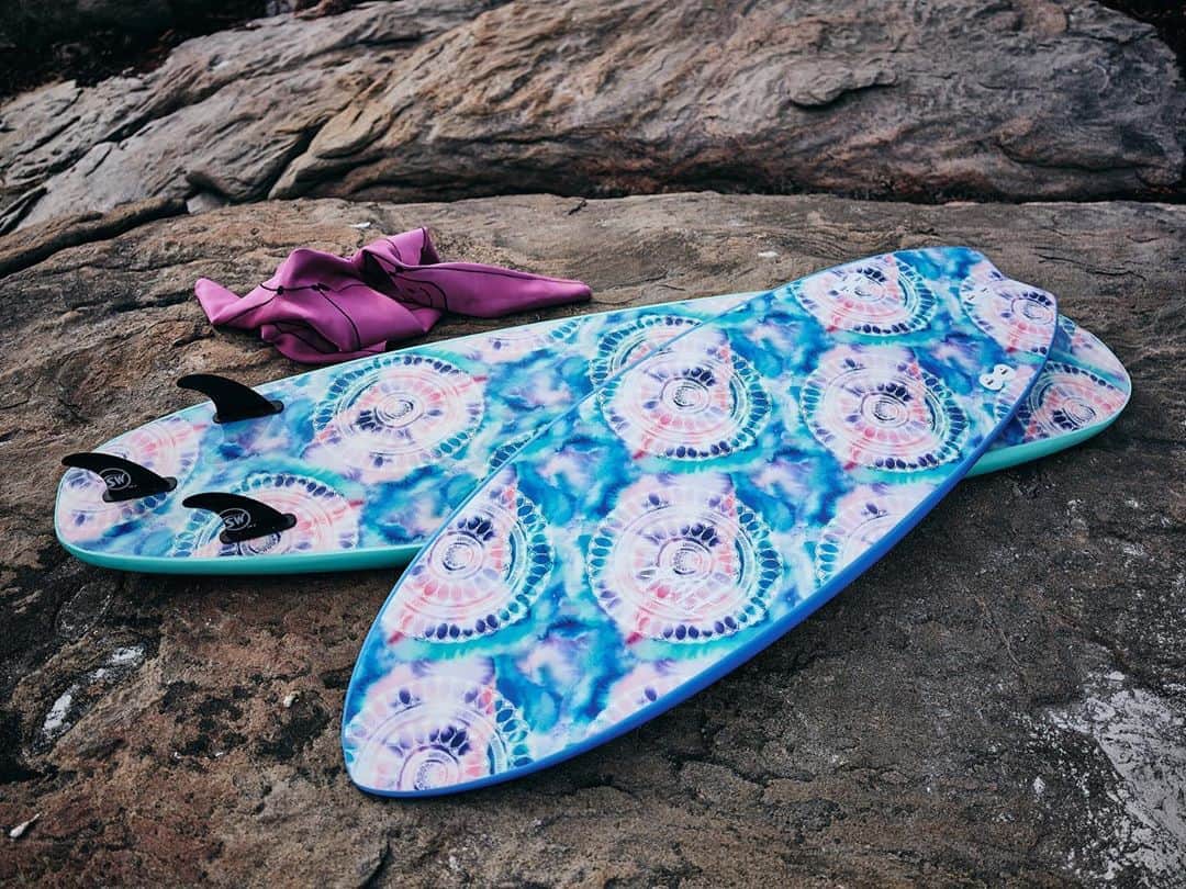 フェリシティー・パルマティアーのインスタグラム：「Got my quiver for summer! This is the 7.0 and 5,10 fish from my collaboration with @thesurfboardwarehouse @flickpalmateer.art #flickpalmateerart #felicitypalmateerart photo @russellordphoto」