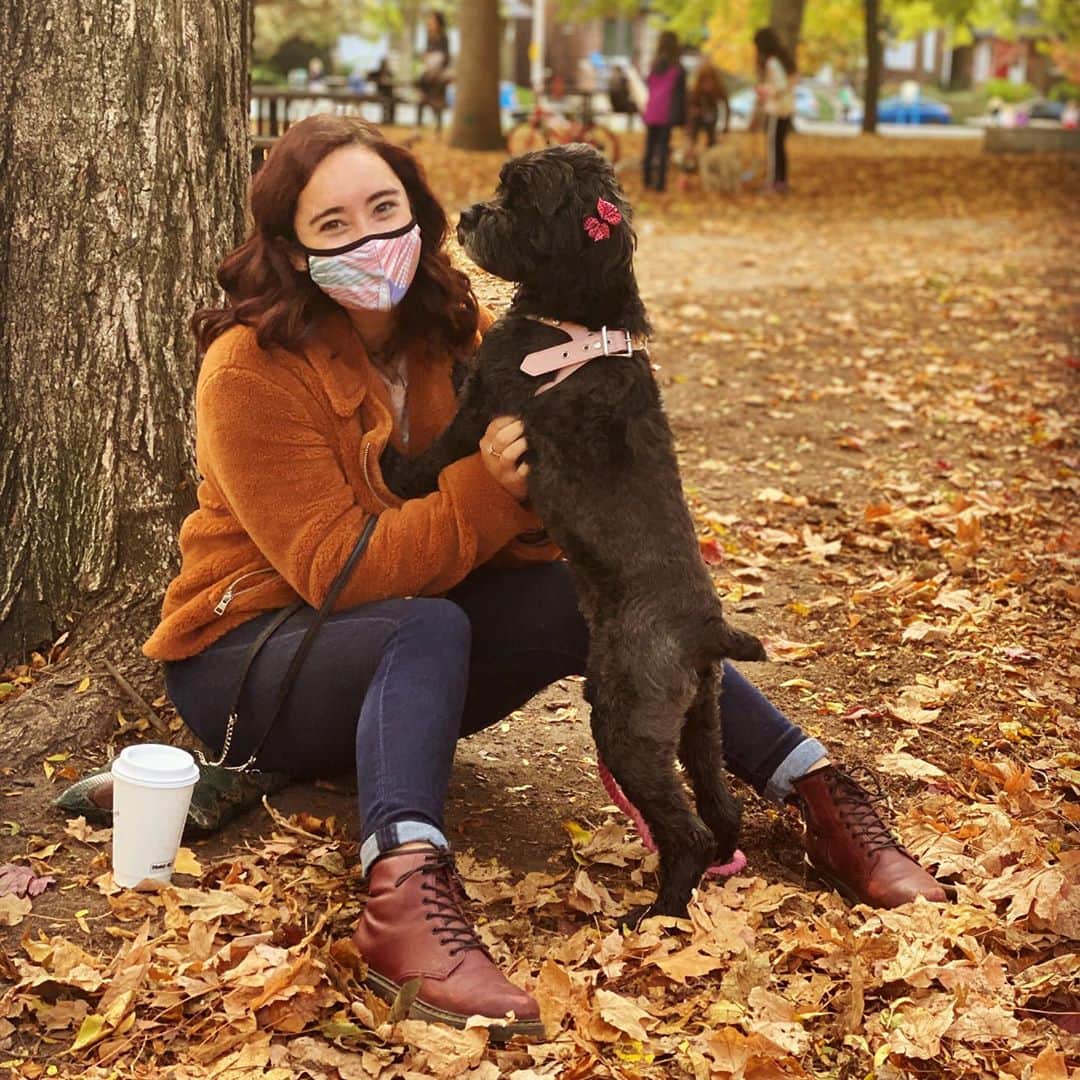 ケイトリン・オズモンドのインスタグラム：「Cafe Wednesday’s are changing a little bit, and I’m not completely heartbroken by it. Sitting in cafes is currently not an option due to the current state of the pandemic in Toronto, however getting a delicious coffee and being able to enjoy the fall leaves in a park with my puppy is high on my list of wonderful things!  • • Fully enjoyed a delicious vanilla latte from @slanteddoor_art , which was only a short walk away from this little park. Rasquette was happy she got to be a part of cafe Wednesday too! Stay safe and healthy!  • • • @gotstylewomen #cafewednesdays #fall #leaves🍁 #parkdaysarethebestdays  #torontocoffee 📸: @aaronchapplain」