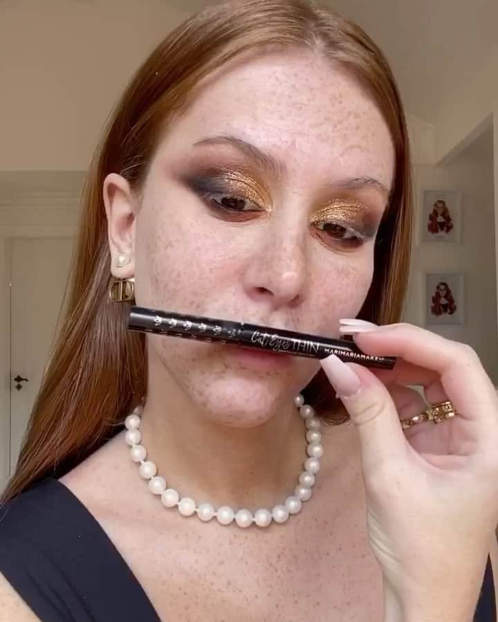 のインスタグラム：「Qual é sua parte favorita da make? A minha é o delineado 😍 por isso vamos ter um delineador ultra fino 🥰 @marimariamakeup」