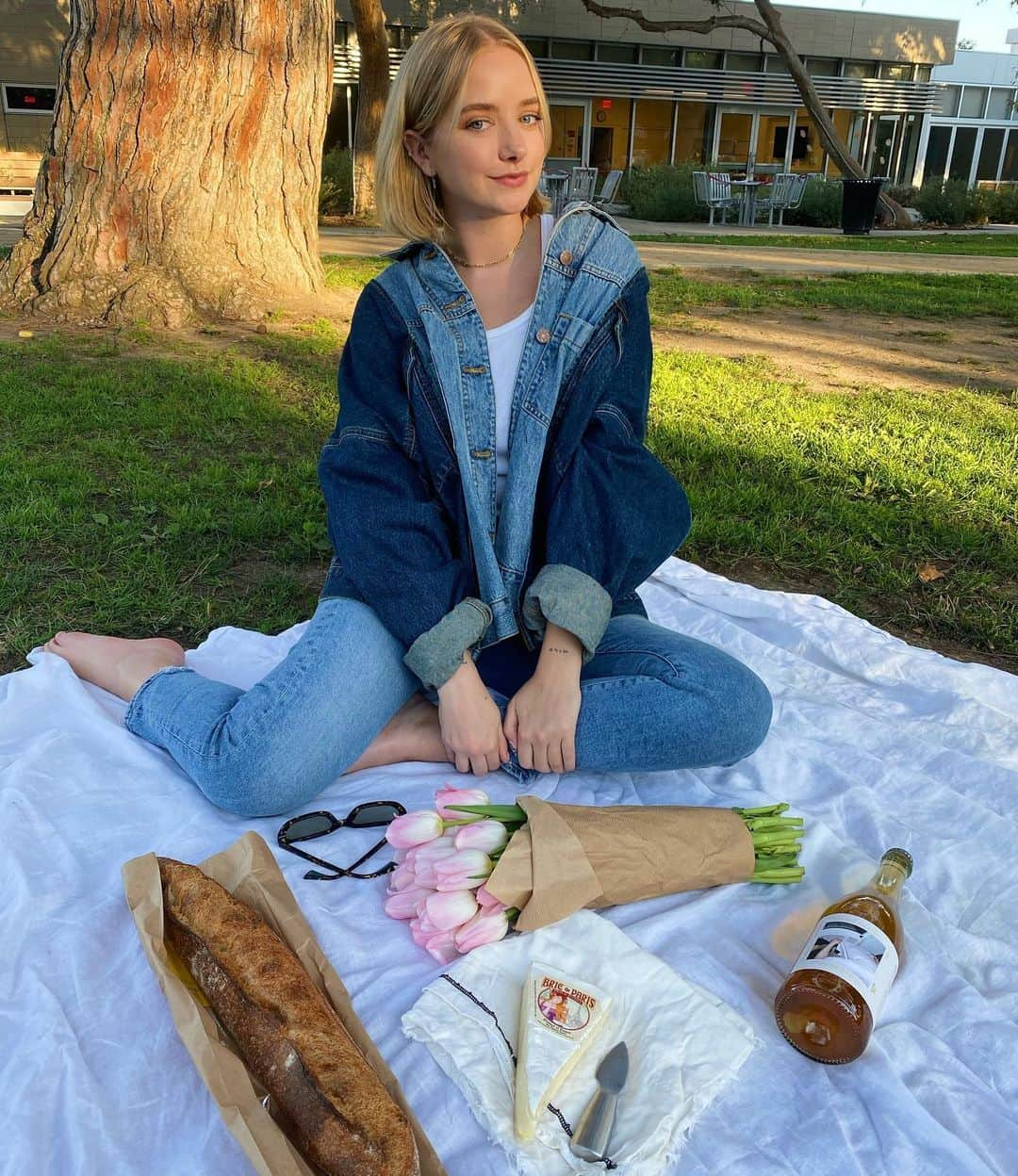 Maddi Braggさんのインスタグラム写真 - (Maddi BraggInstagram)「Let’s talk mindful dating ✨As a newly single gal I’ve really been prioritizing my relationship with myself and my mental health. I’ve been going to therapy, exploring meditation and just spending a lot of time alone. Meditation has not only helped me build a better relationship with myself, helped me to quiet my mind and stay present but has also strengthened my ability to build relationships with others. Dating can be stressful, being vulnerable is scary & overthinking is real. Good news is @bumble and @calm have partnered to bring us meditations focused on mindfulness and courage in dating & relationships. Mindfulness + courage = better & healthier dating practices ✨ #bumblepartner」10月15日 6時48分 - maddibragg