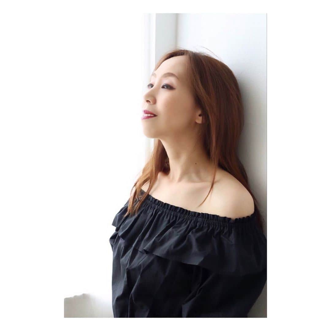 のインスタグラム：「・ 皆さま、おはようございま〜す♬ 淡路島のpostがようやく終わって… 本日は撮影オフshotで〜す❤︎ トップスは 彩耶さんのブランド 「CHERI 」の お洒落で可愛いブラックのオフショル♬ デコルテを綺麗に見せてくれるデザインがたまらない😍 着心地もすごく良くってとにかく上品で素敵なの〜♬ もう秋なんだけど…😅 昨日も一昨日も気温が高くて暑かったから… 夏コーデのpicをpostしちゃいま〜す♬ 今日も頑張ってまいりましょう〜🙌 ・ #オフショル#撮影#モデル#大原由美子#model#関西モデル#神戸モデル#シンプルコーデ#写真を撮るのが好きな人と繋がりたい #fashion#アパレルモデル#お洒落さんと繋がりたい#ファッションモデル#fashionmodel#サロモ#jaiguru#模特#インフルエンサー になりたい#写真家さんと繋がりたい#Japanesemodel#모델#カメラマンさんと繋がりたい #webモデル#fashion#写真好きな人と繋がりたい#ファインダー越しの私の世界 #被写体#ootd #オフショルダー#💄」