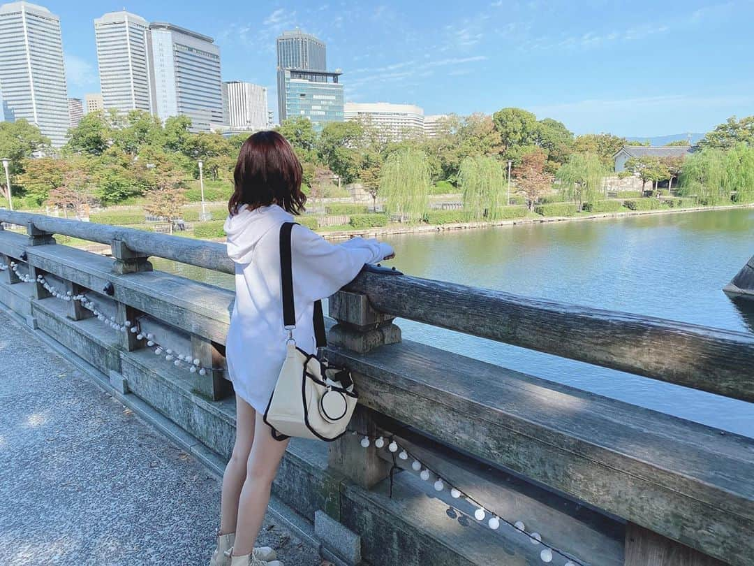 二宮ひかりさんのインスタグラム写真 - (二宮ひかりInstagram)「・ ・ ・ 大阪城もいったんだよ🏯🤍 ・ ・ ・ #セクシー女優 #二宮ひかり  #にのひー  #ちっぱい #貧乳 #手のひらサイズ #アタッカーズ #アタッカーズ専属 #大阪城  #大阪城公園  #自然  #白コーデ  #公園  #感動した」10月15日 7時05分 - hikari_ninomiya_