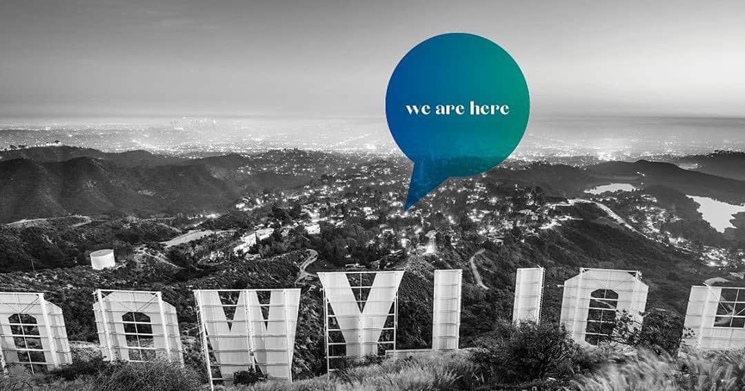 コリン・ハンクスのインスタグラム：「Lotta heavy stuff going on in the world right now. But in times like these I find it’s good to try and put a little more good out into the world. If you feel like doing the same, please consider @upliftfamily at Hollygrove as one of those places. After working with them for the past few years I can tell you that they are not only doing good work for those in need here in the Los Angeles community, but the work they are doing is vital.  Not only do the help with the little things: school supplies, tutoring, and meals… they also do the real heavy lifting.They work with low income families in need that are dealing with children and adolescents with complex behavioral health challenges. Working with each family individually to find a solution that works best for the kids as well as the family. There is no “one size fits all” path to help, but they sure do everything in their power to exhaust each and every opportunity given the needs of those involved.  The community they have created, and help nurture, has always been incredible . These days, even more so. But they need all the help they can get. So hope you will consider giving them a follow, and hitting the link in my bio to donate to families in need.」