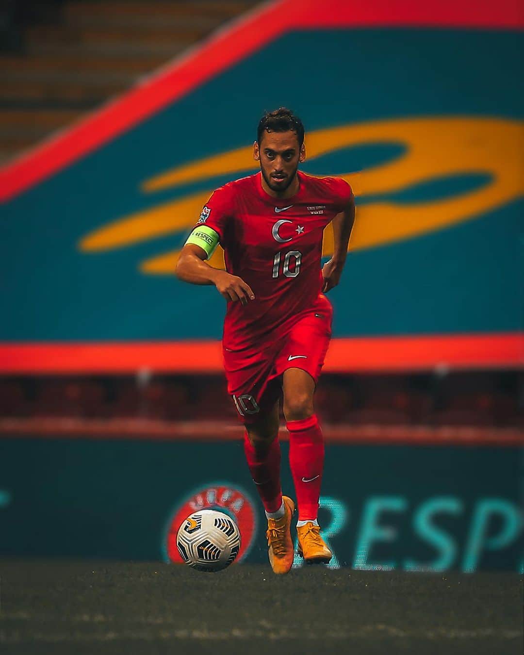 ハカン・チャルハノールのインスタグラム：「Vazgeçmek lügatımızda yok, daha iyi olacağız 🇹🇷💪⁣ ⁣ Coming back from two goals down is always good and we will get better and better 🇹🇷💪」