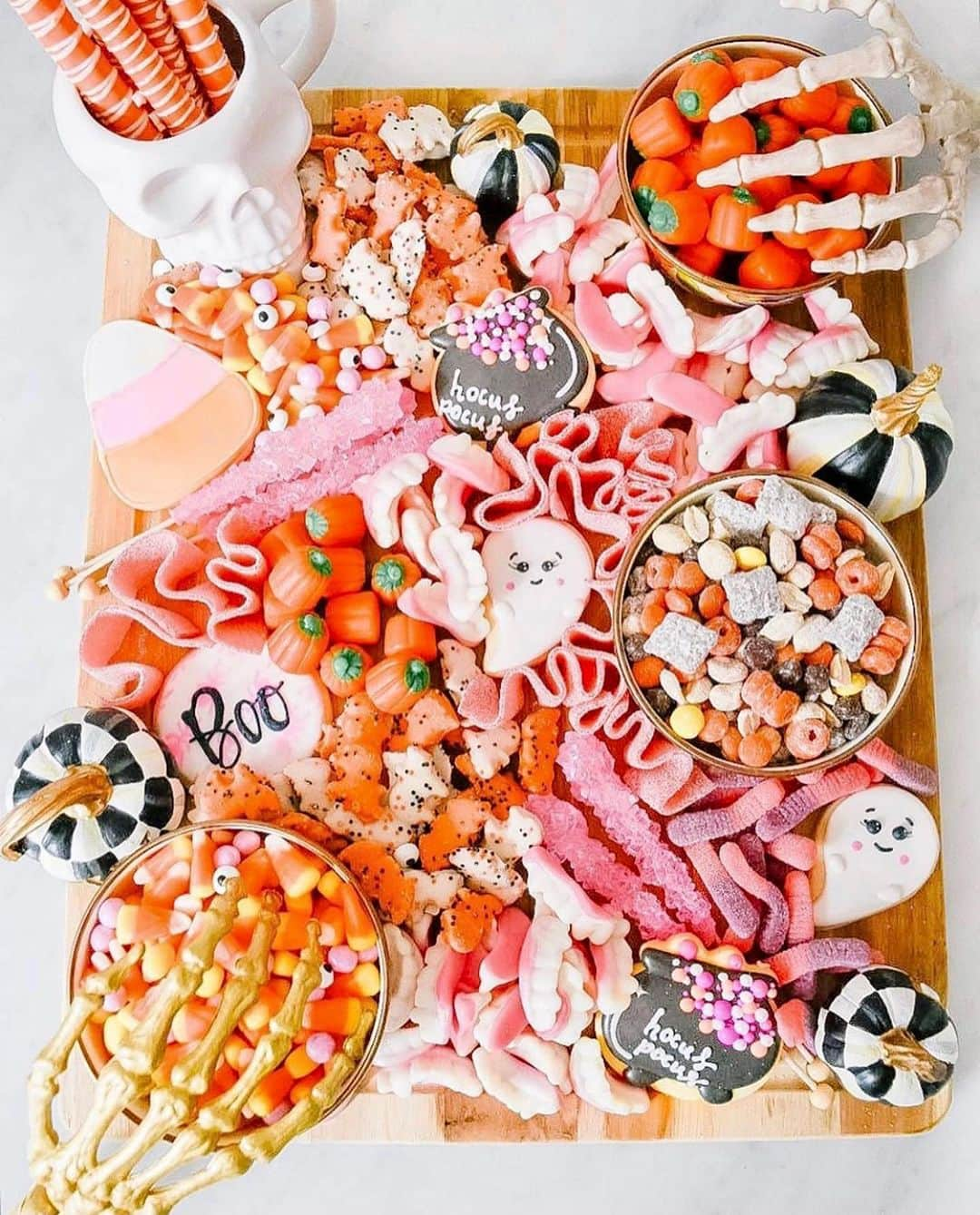 HomeGoodsさんのインスタグラム写真 - (HomeGoodsInstagram)「How can you make #NationalDessertDay even sweeter? Create a boo-tiful charcuterie board (📸: @atuftedlife)」10月15日 7時08分 - homegoods