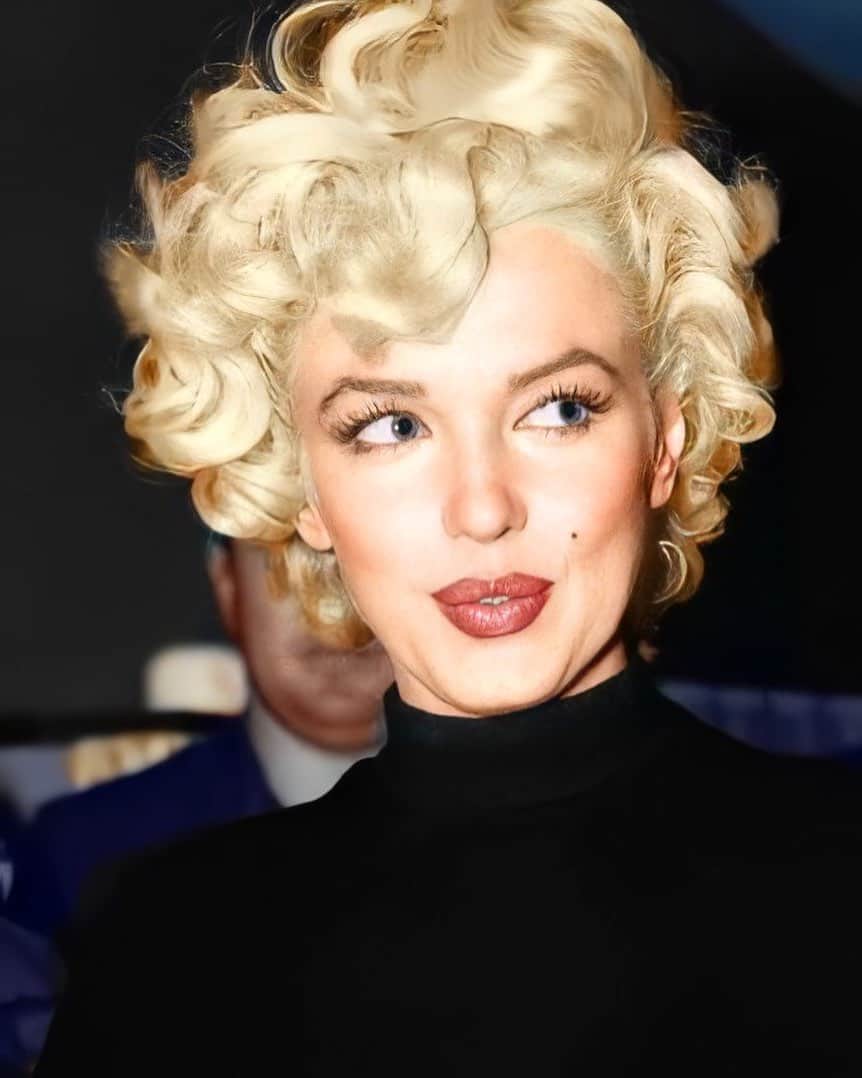 のインスタグラム：「So beautiful 🖤 one of my favorite pics of Marilyn. #marilynmonroe」