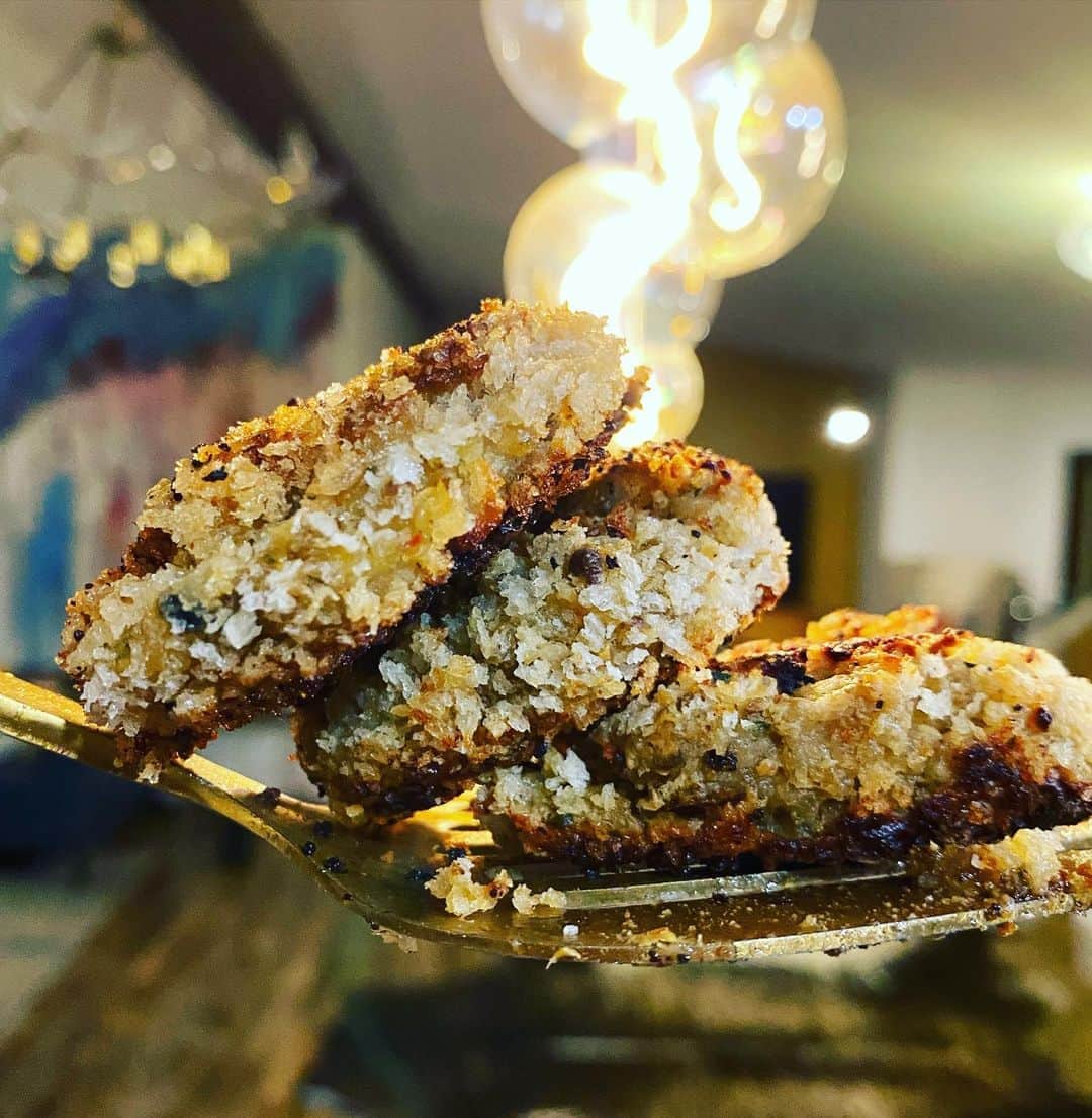 ケリスのインスタグラム：「Garlic honey soy pineapple chicken croquettes. This weeks GOLD MINE BOX has all the inspiration I need !!! Throw it In your @ninjakitchen food processor and call it dinner ! Super flavorful and done in about 15 20 min ! You're welcome fam bam 💥 @bountyandfull it's a lifestyle go to bountyandfull.com #cheflife #farmfresh #happy #delicious #eatwell #healthybody #fresh #cookathome #quarentine」