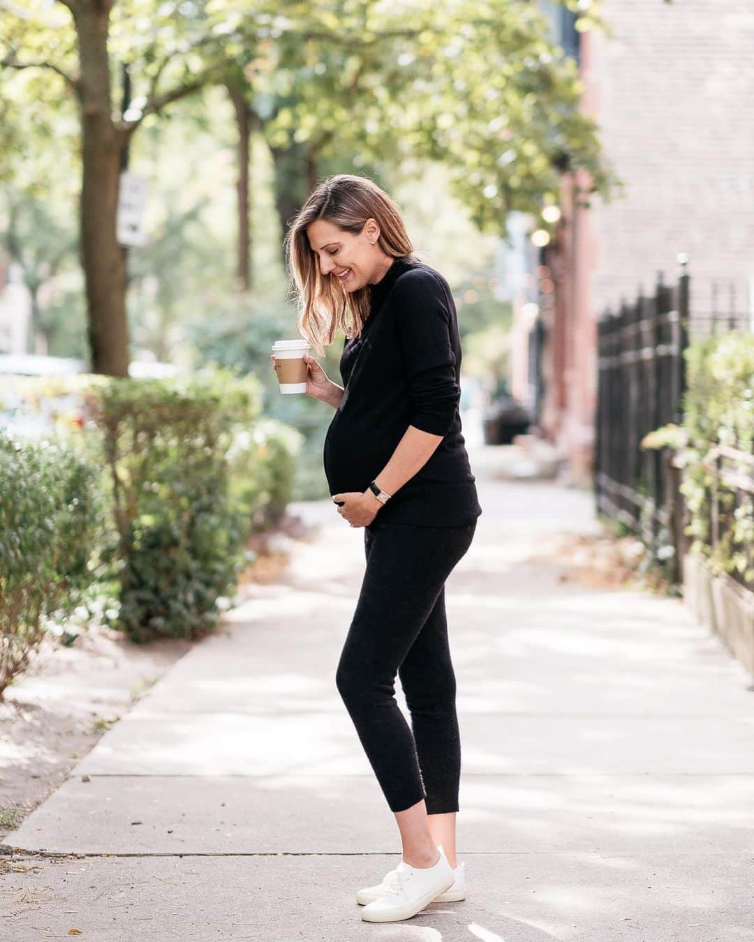 Anna Jane Wisniewskiのインスタグラム：「Not gonna lie here--cozy and comfy is winning in my wardrobe right now.  At almost #38weekspregnant, it’s hard to resist knit loungewear.  And you know what? It would be a great gift during the holidays, too given the year we’ve had.  Today on the blog, I’m sharing my holiday gifting picks from @bananarepublic, one of my longtime favorite retailers that I’ve been shopping at since I was a young teen.  (So many @bananarepublic memories taking me from adolescence through college, to my first job, and beyond!)  But anyway, I’m rounding up a ton of classic picks thaht would make great gifts and they’re 50% right now!  PS these loungewear items will be great to wear postpartum, too!  #ad #itsbananas @shopstyle 📸 @ironandhoney」
