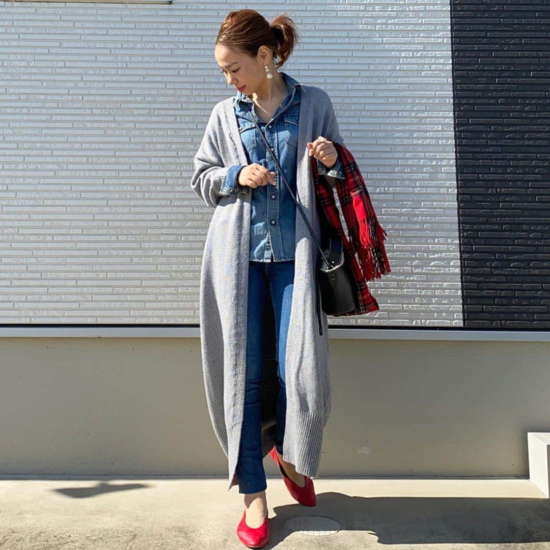 のインスタグラム：「おはよ🌞 朝晩の寒暖差↗️↘️すごいねー💦 風邪ひかないようにしなきゃね🤧 _____________________________ @ys_stella_shop  さんのロングカーデ❤️ 裾リブが大きくてかわいい😍 shirt／ @redcardtokyo  pants／ zara shoes／ #zara  bag／ #ayakobag pierce／#keimade ______________________________ #locari#mamagirl#大人カジュアル#ママコーデ#カジュアルコーデ#153cmコーデ#大人ファッション#アラフォーコーデ#シンプルコーデ #おちびコーデ#大人コーデ #低身長コーデ #zaraコーデ#きれいめカジュアル#ザラジョ#大人カジュアルコーデ #プチプラコーデ #カジュアルコーデ #カジュアル#スキニー#ミディアムヘア#ポニーテール#ストール#ロングカーディガン#デニムコーデ #redcardtokyo#redcarddenim#40代コーデ」