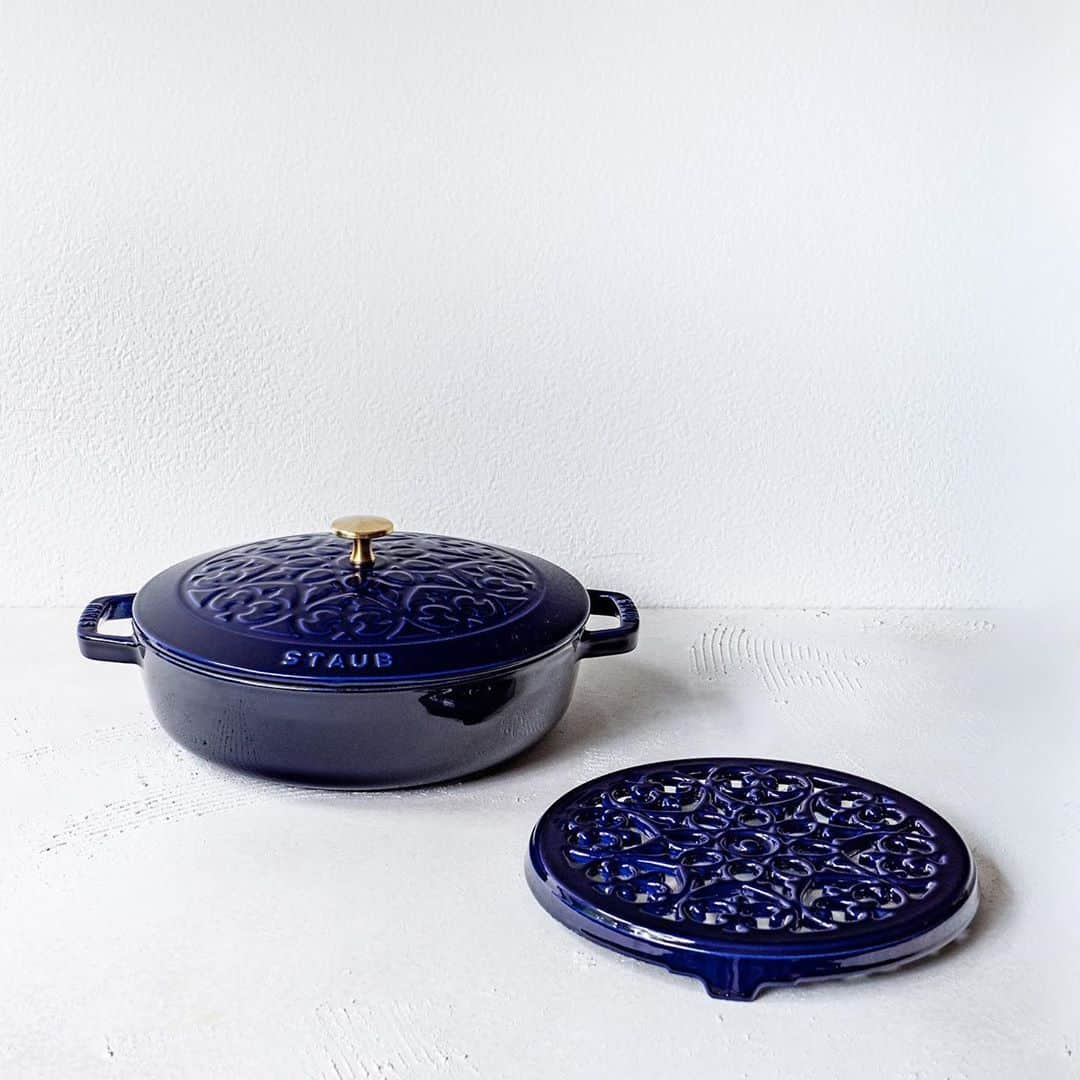 staub ストウブさんのインスタグラム写真 - (staub ストウブInstagram)「≪新商品「ストウブ Lily グランブルー コレクション」11月2日（月）直営店先行発売 & 12月1日 (火) 一般発売開始！！≫  ＜花束を贈るように、想いをこめて。＞特別なLily グランブルー コレクションはハートフルなギフトにもぴったり。日頃の感謝やお祝いなど大切な方へ気持ちを伝えます。 　　　　　　　　　 商品ラインナップなど詳細はこちらをご覧ください。→ https://bit.ly/3nYCvrs もしくは、プロフィールURLをチェック → @staub_japan   #ストウブ #staub #ストウブ料理 #ストウブレシピ #ストウブ鍋 #ストウブごはん #手作り料理 #おうちごはん #おうちごはんlover #ストウブブレイザー #プレゼント #クリスマスギフト#ウェディングギフト」10月15日 18時26分 - staub_japan