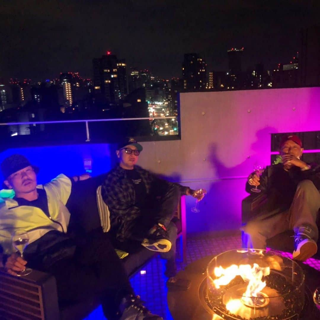 Kayzabroさんのインスタグラム写真 - (KayzabroInstagram)「AKの新しい城で🏰 HOKT達も一緒に朝までCHILLIN’ #flyingb #ak69 #hokt」10月15日 18時18分 - kayzabro_ds455