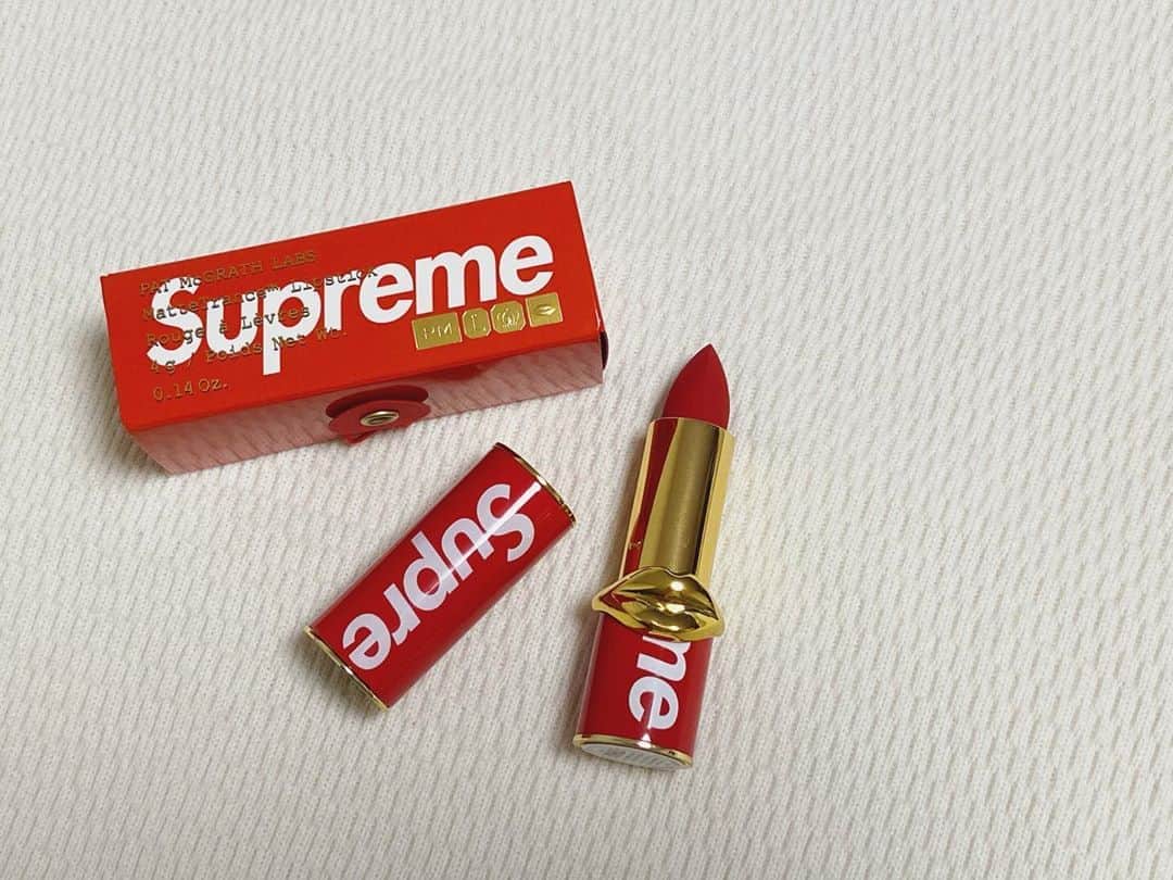 ステファニーのインスタグラム：「💄💋❤️🔥 可愛くて使えないねっ。」