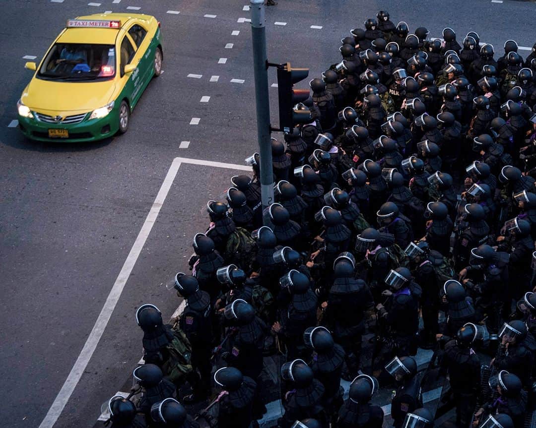 AFP通信さんのインスタグラム写真 - (AFP通信Instagram)「AFP Photo - A taxi drives past riot police in Bangkok on October 15, 2020, after Thailand issued an emergency decree following a pro-democracy rally the previous day.」10月15日 18時21分 - afpphoto