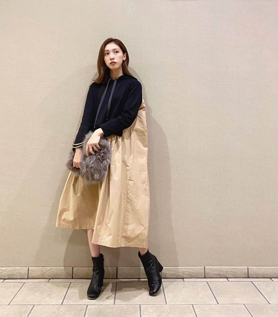 石黒美帆のインスタグラム：「*﻿ @trefleplus のドッキングワンピース🤎﻿ ﻿ フードが付いてるのにワンピースなので﻿ カジュアルになり過ぎないしとってもラク🥺﻿ ﻿ ﻿ ﻿ ﻿ #fashion#fashionstyle#fashiongram#instafashion#outfit#ootd#dailylook#trefleplusone#frayid#패션#오오티디#ファッション#コーデ#トレフルプラス#秋服#秋コーデ#大人カジュアル#フレイアイディー#ヴィオラドーロ#シンプルコーデ」