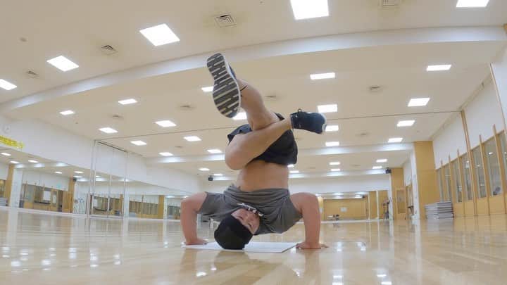 のインスタグラム：「enjoy🙌  @dmx - Let's Get it On  #gopro #goprohero9  #breakdance #headspin」