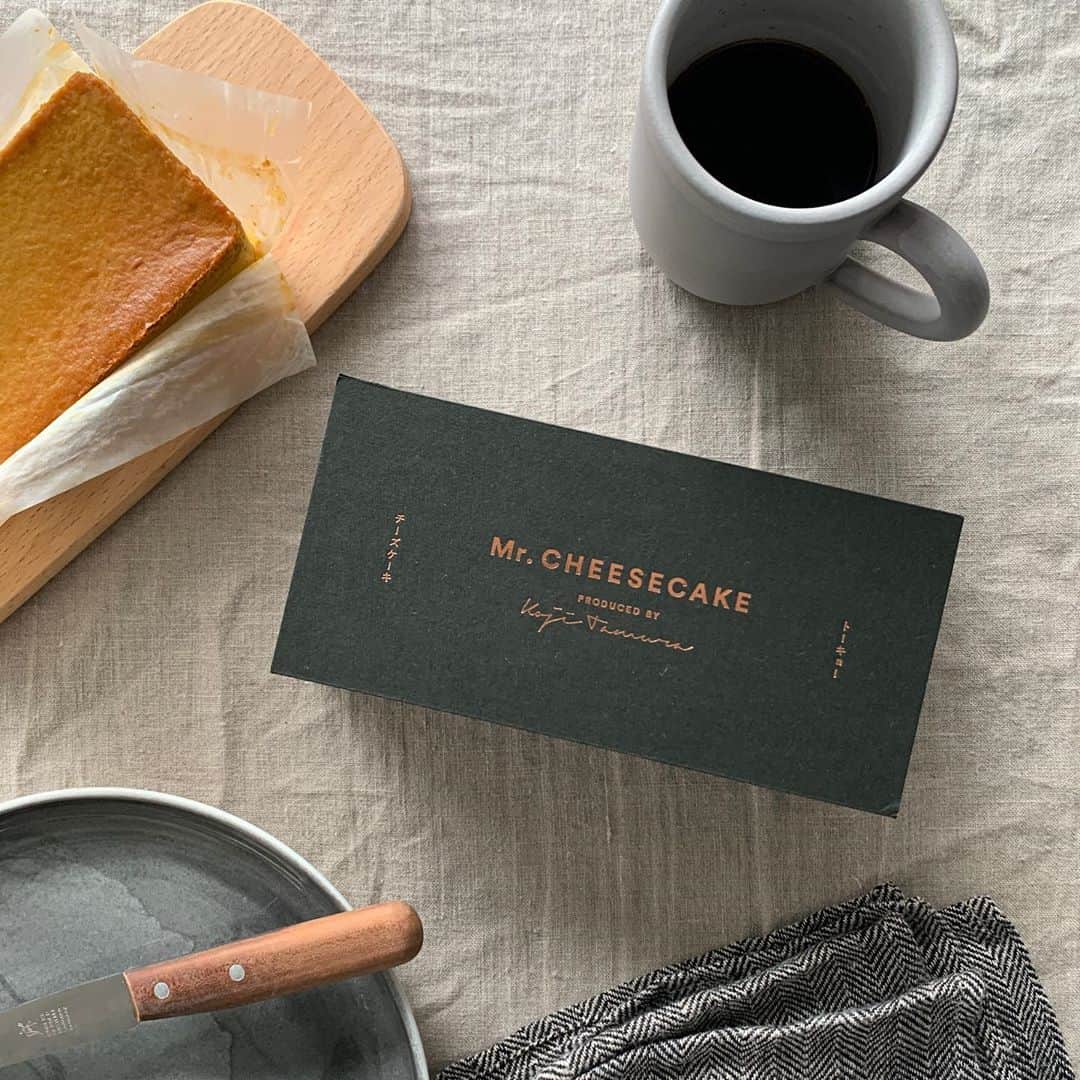 Fashion Headlineのインスタグラム：「10/18限定! Mr. CHEESECAKEのパンプキンチーズケーキが発売🎃🧡  秋も深まる今日この頃。毎回発売すれば完売の大人気、Mr. CHEESECAKEからハロウィン限定フレーバーがお目見え。ミスチファンは勿論、この時季ならではの味覚を楽しみたい! 秋スウィーツが食べたい! という人も必見ですよ。  実はこちら、有り難く試食させていただいたのですが、今回も納得の一品として推させていただきます!   ひとくちめから、とっても濃厚でこっくりとしたカボチャ感が堪能でき、そのあとじっくり口の中で味わっているとシナモンやバニラ、紅茶の香りが漂います。一言で言うならば、これは幸福感…。たまらないのです…。  あ、ハロウィンパーティーはしないよ、って人もご心配なく。これ、正直ひとりでも最高に美味しい! (毎日少しずつ食べるのもいいなって思ったくらい)  それに、深みのある味わいではあるけど、クドさはゼロなので、個人的には、お目覚めの“朝スウィーツ”としてもおすすめしたいです🥣  気になる人は、お見逃しなく!  styling @116.107.107」