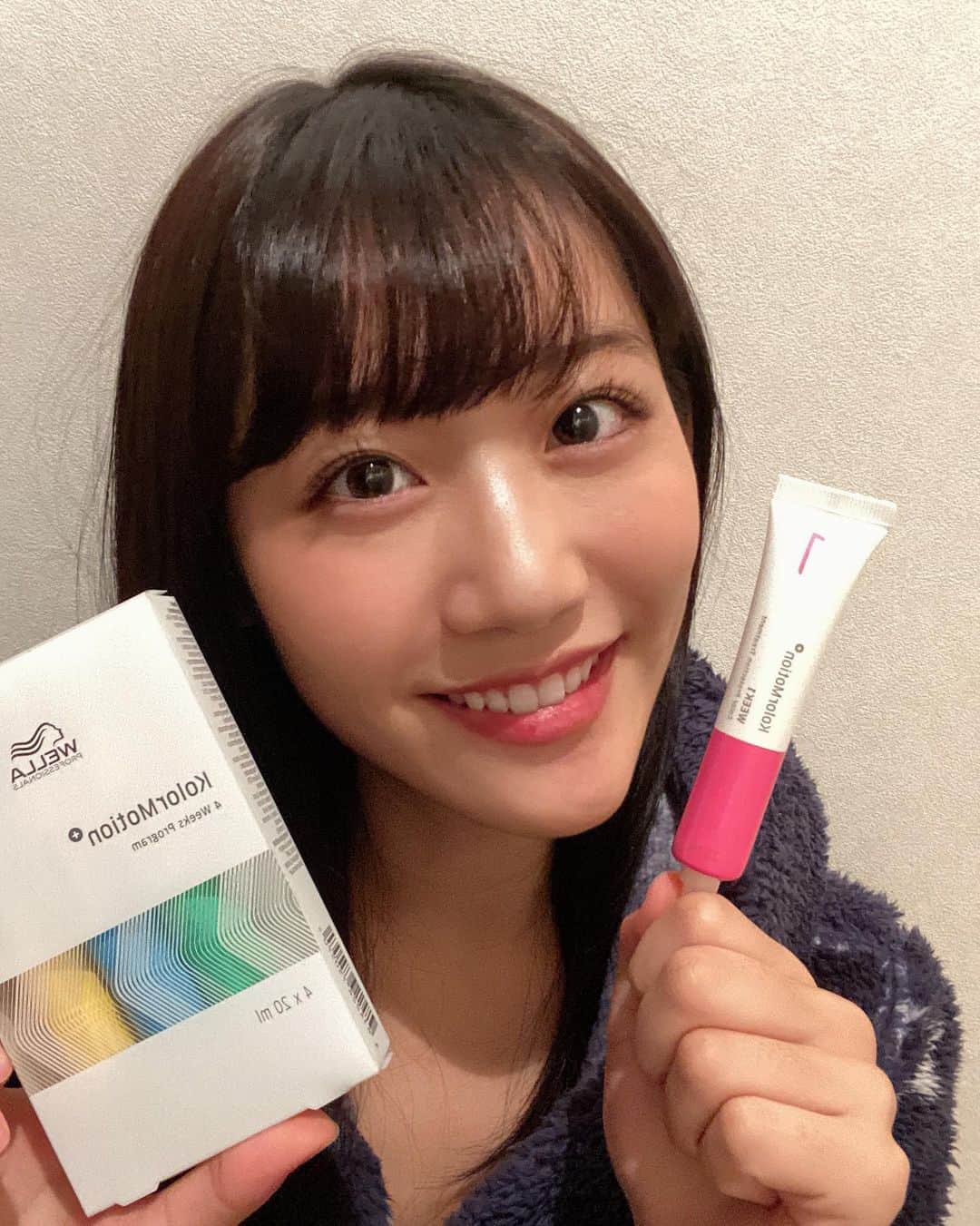 仲間由依のインスタグラム：「【#WELLA】 「4ウィークプログラム」 今日から “1週間ごとに状態が変わる髪の毛” のためのホームケアを始めます。  ヘアカラーから1週間後は 色の定着が不安定な時期で 著しい変化はこの時期が1番しやすい！  なので、色素の流出を抑えてくれるトリートメントをしていきます。  テクスチャーは大分こっくりとして いるので、保湿力バッチリ  日々のホームケアが大切！！！  #カラーモーション #4ウィークプログラム #さあサロンに行こう #イルミナカラー #イルミナ #ウエラプロフェッショナル #NYNY #さあNYNYに行こう #ヘアサロン #サロンモデル #ヘアケア #美容室 #ヘアアレンジ#ミスキャンパス立命館#ミスコン#立命館」