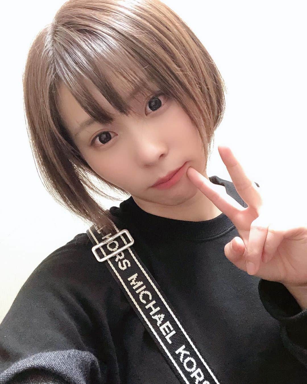 のインスタグラム：「いえ～い(✌･᷅ὢ･᷄ )✌ ・ ・ #peace  #ショートカット女子 #猫顔 #smile #girl  #shooting #셀카 #미소녀 #일본인 #非常好 #摄影 #塚田綾佳」