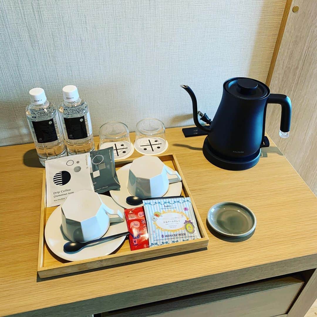 DJ AIKO 62さんのインスタグラム写真 - (DJ AIKO 62Instagram)「梅小路ポテル京都の見学へ行ってきました。  京都水族館のすぐ隣、梅小路公園内という環境に、新しいホテルがオープン！ よくみると「ホテル」ではなくて「ポテル」。これはPort（港）とHotelを組み合わせた言葉。港には物や人が行き交い、縁が生まれる場所でもあります。旅行で京都を訪れる人にも、地元の人にも愛される場所となるといいですよね。  写真をたくさん撮ったので、まずはお部屋の写真から。とても機能的で、靴を脱いで上がるタイプのお部屋は清潔でいいなと。また、トイレが別なのも嬉しい。 ガーデンツインのお部屋以外はバスタブもなくシャワールーム。宿泊者は別棟1階の梅小路ぽて湯に入れるので大きなお風呂につかって旅の疲れも癒せますよ。  7枚目から10枚目はaeru room。絹・竹・箔・木をテーマに京都の職人さんが手がけたお部屋です。ちょうどぽて湯や醗酵所の2階部分にあたり、いずれもバスなし。コンパクトながら和なアートな空間に宿泊できる楽しさがあります。  続きます！  #umekojipotel #umekojipotelkyoto #梅小路ポテル京都  #アメニティかわいい #牛乳石鹸コラボ #ガーデンツイン #ウッドボックスツイン #aeruroom #京都新オープン #京都 #梅小路公園 #京都アート散歩 #アート散歩 #DJAIKO62 #学芸員djのdjaiko62」10月15日 17時13分 - djaiko62