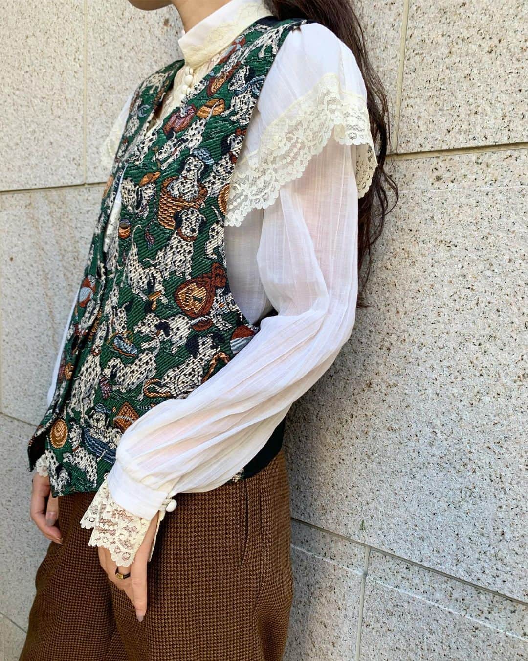 NUTTY Vintage&Collectibleのインスタグラム：「🍃NEW ARRIVAL🍃  ☑︎70's "GUNNIES SAX" lace blouse ☑︎old dog vest  意外性のある組み合わせを楽しむ秋。 ロマンティックなレースのブラウスに 遊び心のあるベストを加えて、 ちょっぴりマニッシュな仕上がりに。  💌DMより通販承っております💌  ------------------------------------ 🛍NUTTY通販について🛍 ------------------------------------- ＜ONLINE STORE＞ VINTAGE▶︎http://nutty.theshop.jp/ USED SELECT▶︎https://nuttyselect.official.ec/ （プロフィールページURLよりjump🕊） ㅤㅤㅤㅤㅤㅤㅤㅤㅤㅤㅤㅤㅤ ＜VIDEO CHAT SHOPPING＞ テレビ電話をお繋ぎして、リアルタイムでご案内いたします。詳細は過去の投稿をご覧ください。」