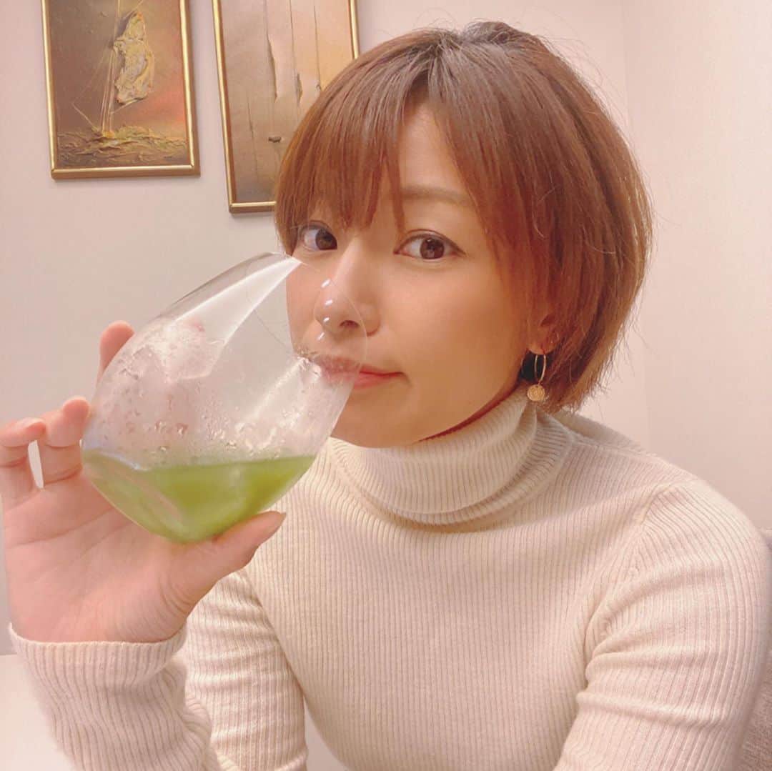 彩海のインスタグラム：「. . 高級フルーツパーラー「銀座千疋屋」さんが 出しているフルーツ青汁を飲んでみました！  @premium_fruits_aojiru  . 健康オタクなので、今までいろんな青汁飲みましたが こんなに癖がなくてフルーツジュース感覚なモノは初めてかも！ . . 身体にいいのはわかっていても 青汁って苦くてまずくて苦手で続かない方でも これは美味しく飲めちゃうからお勧め！ . 栄養価も乳酸菌も美容成分も入ってるなんて～ 美味しくて私も続けられそうです♡ . . . #フルーツ青汁#銀座千疋屋#pr #銀座千疋屋プレミアムフルーツ青汁 #フルーツ青汁 #青汁 #青汁生活#青汁アレンジ #青汁入り #アレンジレシピ #銀座千疋屋#おうちスイーツ #健康 #フルーツ #健康生活 #青汁レシピ」
