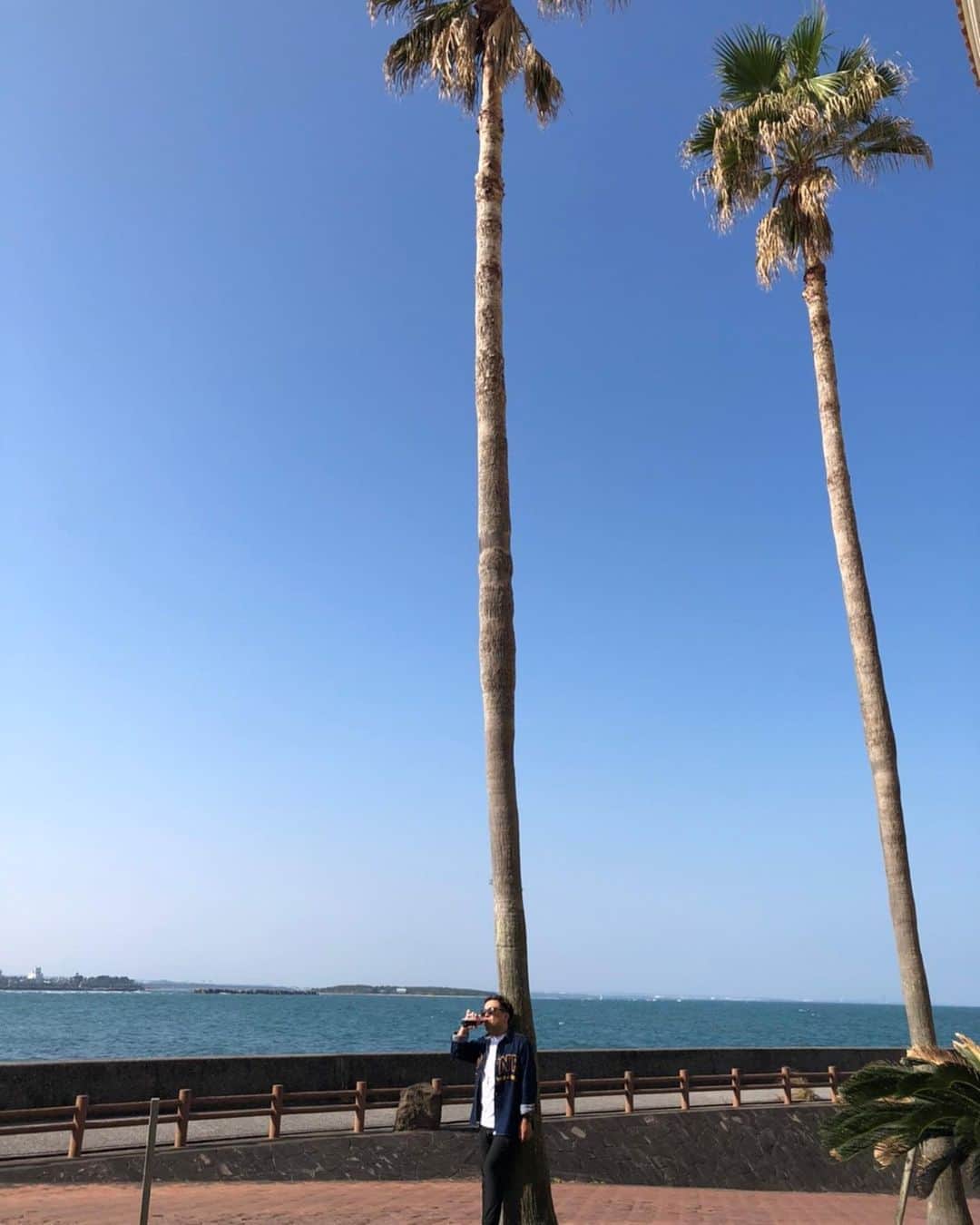 久保田和靖さんのインスタグラム写真 - (久保田和靖Instagram)「南国にいます。  ワイフちゃんが気になります。  クロスバー渡邊に留守番たのむか、  あ、あかんは。あいつ テチン するから。  😢😢😢😢😢😢😢」10月15日 17時18分 - kubotakazunobu