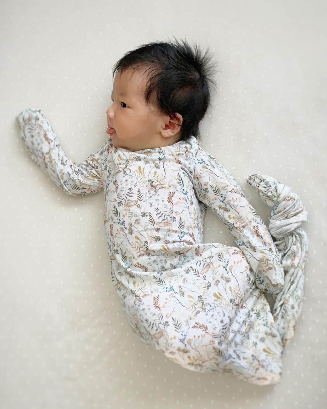 エリナ シルカのインスタグラム：「2 weeks old ☺️💕 生後2週間のるーちゃん。静かでよく寝てくれて、泣く時も小さくメッ！って言うだけで、かなり親孝行。これがいつまで続くかドキドキしてるけどね笑 でもやっぱり新生児って小さくて可愛いな〜☺️☺️」