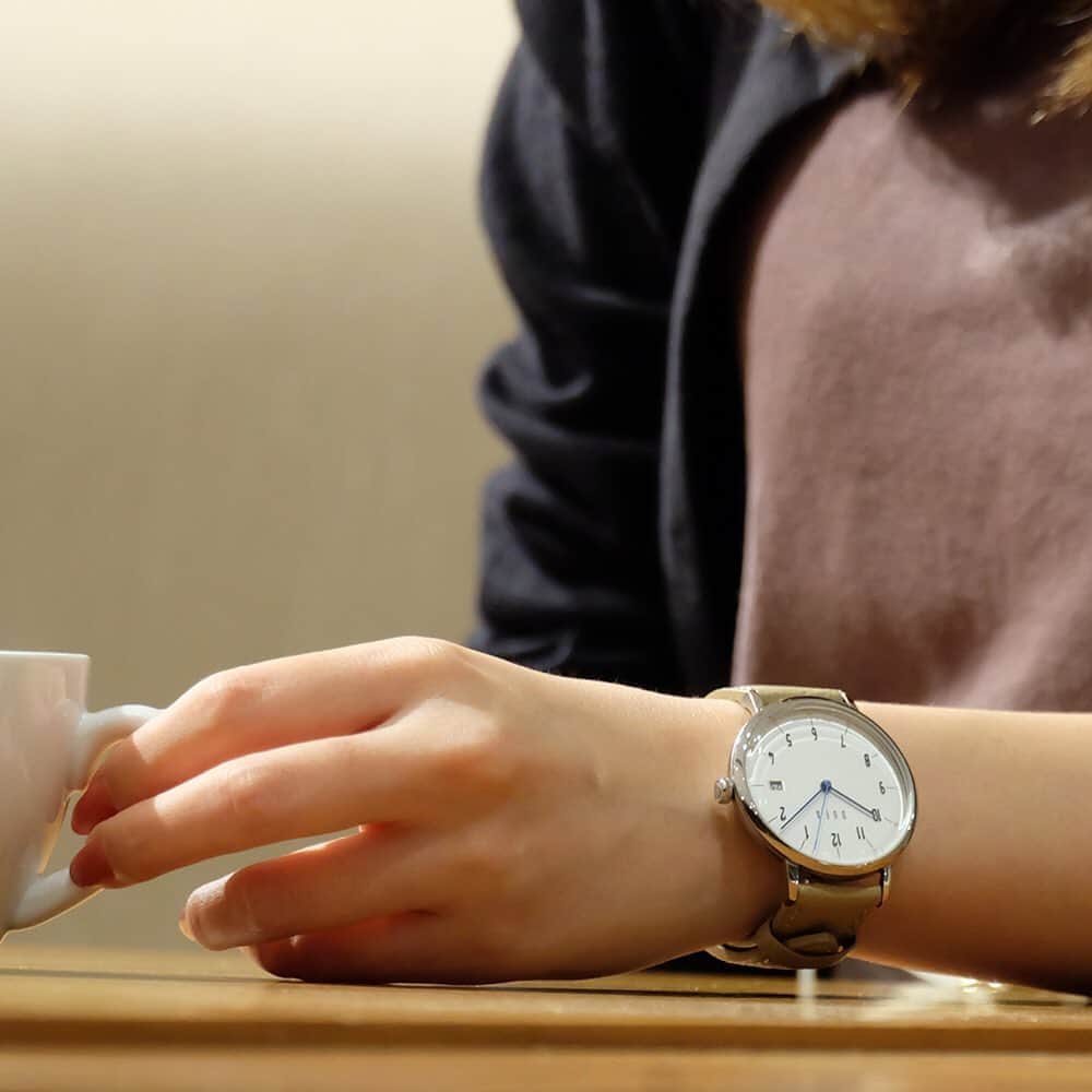 DUFA日本公式アカウントのインスタグラム：「女性の腕になじむ、スリムでシンプルな機械式時計のコレクション。2020年10月20日(火)発売。 . BREUER AUTOMATIC DF-9011-0B . . . . #ドイツ時計 #腕時計 #アクセサリー #時計 #ウォッチ #腕時計くら部 #腕時計好き #手元コーデ #時計好き #コーデ #ミニマル #コーディネート #腕時計コーデ #dufa #dufawatches #dufajp #ドゥッファ#BAUHAUS #バウハウス #オートマティック #自動巻き #機械式」