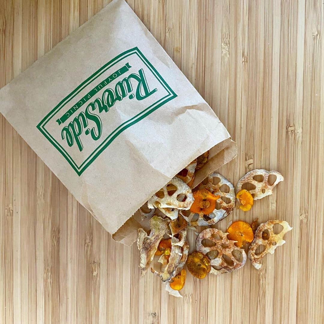 のインスタグラム：「. 今日の持ち歩きおやつ👜🍪 . 昨日夜な夜な薄くスライスした野菜たちを、朝野菜チップスにしたよ🥕 . . ノンオイルで、お皿に並べてレンジでチンするだけでできるのでおすすめです🌟 . YouTubeに作り方載せてるので是非見てね☀︎ . . . . #持ち歩きおやつ　 #harmonypromotion #ハーモニープロモーション　#髙橋真帆　 #野菜チップス　#野菜ダイエット　#ダイエット #食事制限　#低脂質ダイエット　#低糖質ダイエット　#痩せたい　#カロリー制限　#ダイエット情報　#ダイエットお菓子　#食べて痩せる　#ダイエットおやつ　#太らないお菓子　#手作りお菓子　#手作りダイエットおやつ #ダイエット中でも食べれる　 #筋トレ女子　#workout #dietfood #vegetablechips」
