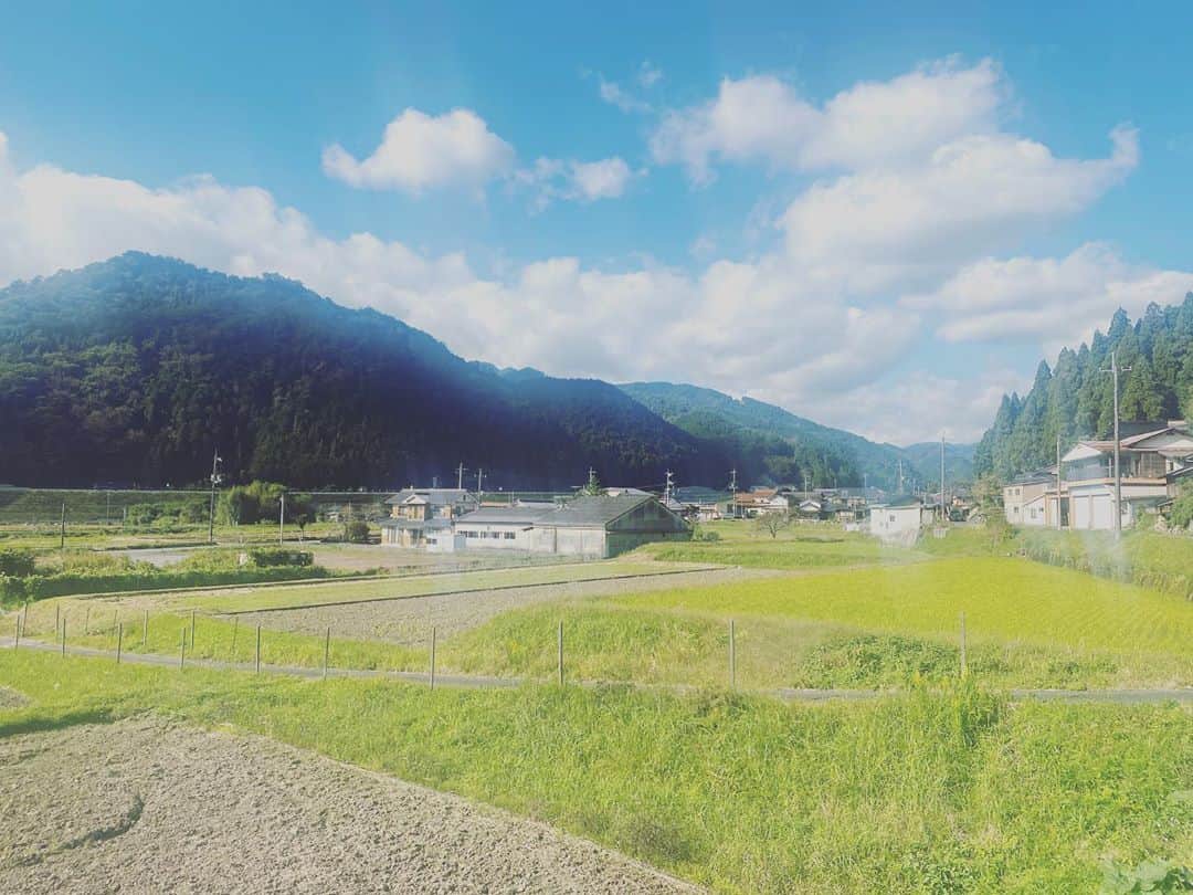 Hiroe Hiranoさんのインスタグラム写真 - (Hiroe HiranoInstagram)「日本の田舎めぐり🌳🌳🌳 車で山々をドライブ。  お天気が爽やかで、 なんて気持ち良いのでしょう🌞  旬のローカルフードを堪能したり。 ふらっと立ち寄ったカフェやギャラリーが素敵で。  10日ほどかけてショートトリップ🚙  宿を決めなくて、ふらっと立ち寄るエリアに 泊まることが多々ある我々夫婦✨  アメリカでよくやるパターン🇺🇸を日本でも☺️  新たなご縁や縁のある場所に 胸が高まる💓  #デジタルデトックス 中🌿 #旅　#trip #日本　#田舎　#旅が好き #japan #日本　#🇯🇵」10月15日 17時21分 - hiroe_hirano