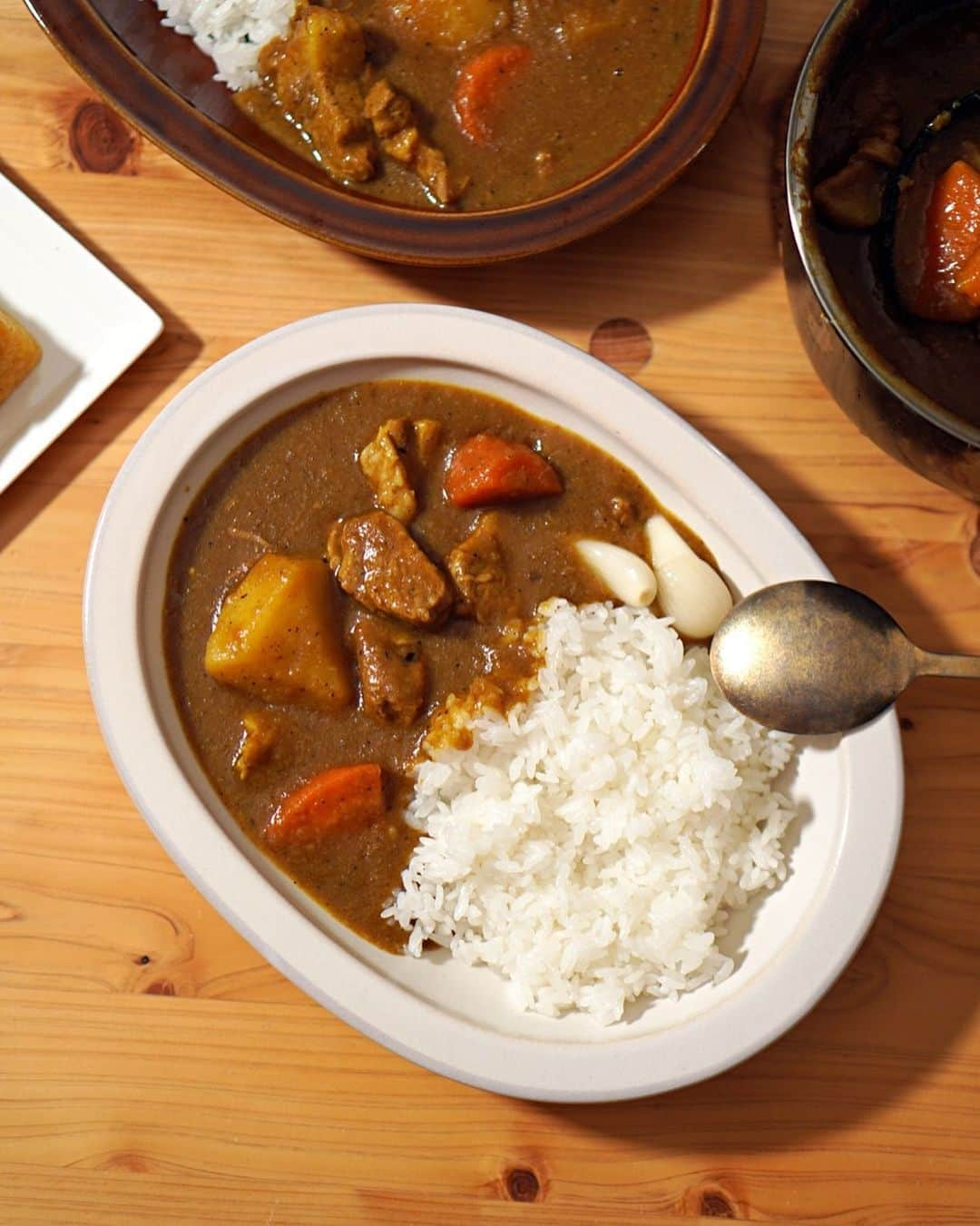 Akihiro Yoshidaさんのインスタグラム写真 - (Akihiro YoshidaInstagram)「小麦粉を使わない#欧風カレー 🍛  カレーや餃子の頻度の高い我が家ですが カレーはカレーでも 珍しく欧風のカレーを🍛  ルーや小麦粉を使わずに、とろみにはすりおろしたじゃがいもを使ってみました。ルー無しでもとろみがつく良い方法教えてもらったのです！  ビーフかなぁと思ったけれど、チャーシューも作りたかったのでどうせ煮込むならとポークで。1.5時間煮込んだのでほろほろほぐれます  もう少し辛みがあっても良かったかな、 まだ改善出来そう🍛  ■レシピ4人分 豚肩ロース…400g にんじん…1 じゃがいも…1.5 すりおろしじゃがいも…0.5 ① たまねぎ…2 サラダ油…大さじ2 塩…小さじ1/2  カレースパイス…大さじ2 ブイヨン…400ml 赤ワイン…100ml ウスターソース…小さじ1 バター…20g サラダ油…少々 塩胡椒…少々  豚肉はことこと下茹でしたものを使ってますので、レシピからは割愛  step1️⃣. 油でたまねぎを炒めて塩をいれてアメ色になるまで。カレー粉をいれて炒めて、ブイヨンと野菜類、すりおろしたじゃがいもをいれて煮る。 step2️⃣.お肉はフライパンで表面をやいて、赤ワインをいれてアルコール分を飛ばして、鍋に入れる。 step3️⃣. ウスターソースを加えて蓋をして煮込む、最後にバターを加えて溶かして、塩胡椒で味をみて出来上がり  #カレー #カレーライス #akihiroy#ばんごはん #晩御飯#晩ご飯#おうちごはん #家ごはん#晩飯#iegohanphoto #フーディーテーブル #タイ料理 #豊かな食卓 #私のおいしい写真 #丁寧な暮らし #料理#料理写真#wp_deli_japan #mycooking  #mycook365 #てづくりごはん365 #キッチングラム#おうちごはんlover #料理男子#家庭料理#簡単料理#手作りごはん」10月15日 17時21分 - akihiroy