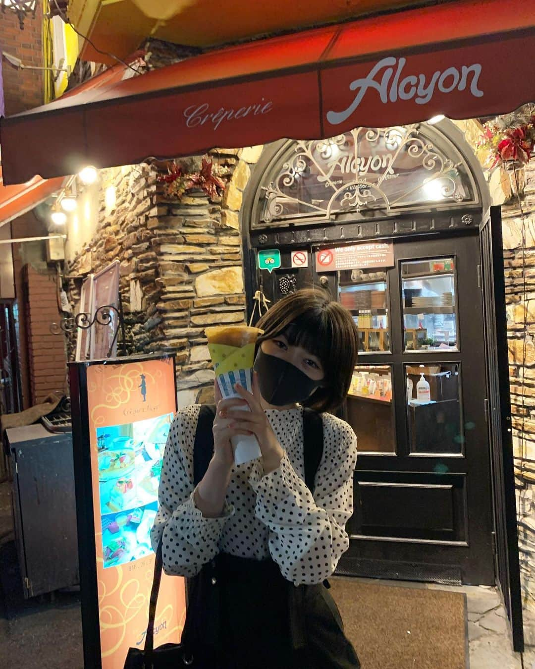 沢村りささんのインスタグラム写真 - (沢村りさInstagram)「なんばにある #アルション というクレープ＆ガレット屋さん¨̮﻿ ﻿ めっちゃ美味しくて大好きなクレープ＆ガレット屋さん♡﻿ ﻿ りさがよく食べるのはシュクレです😊﻿ お砂糖とバターだけのシンプルなクレープで﻿ 何枚でも食べられそうです。🥴♡笑﻿ ﻿ _______________﻿ ﻿ ﻿ #Lilyofthevalley #沢村りさ ﻿ #リリバリ #idol #アイドル﻿ #jk #jk2﻿ #なんば #難波 #namba﻿ #クレープ #ガレット #スイーツ」10月15日 17時22分 - lisa20031208