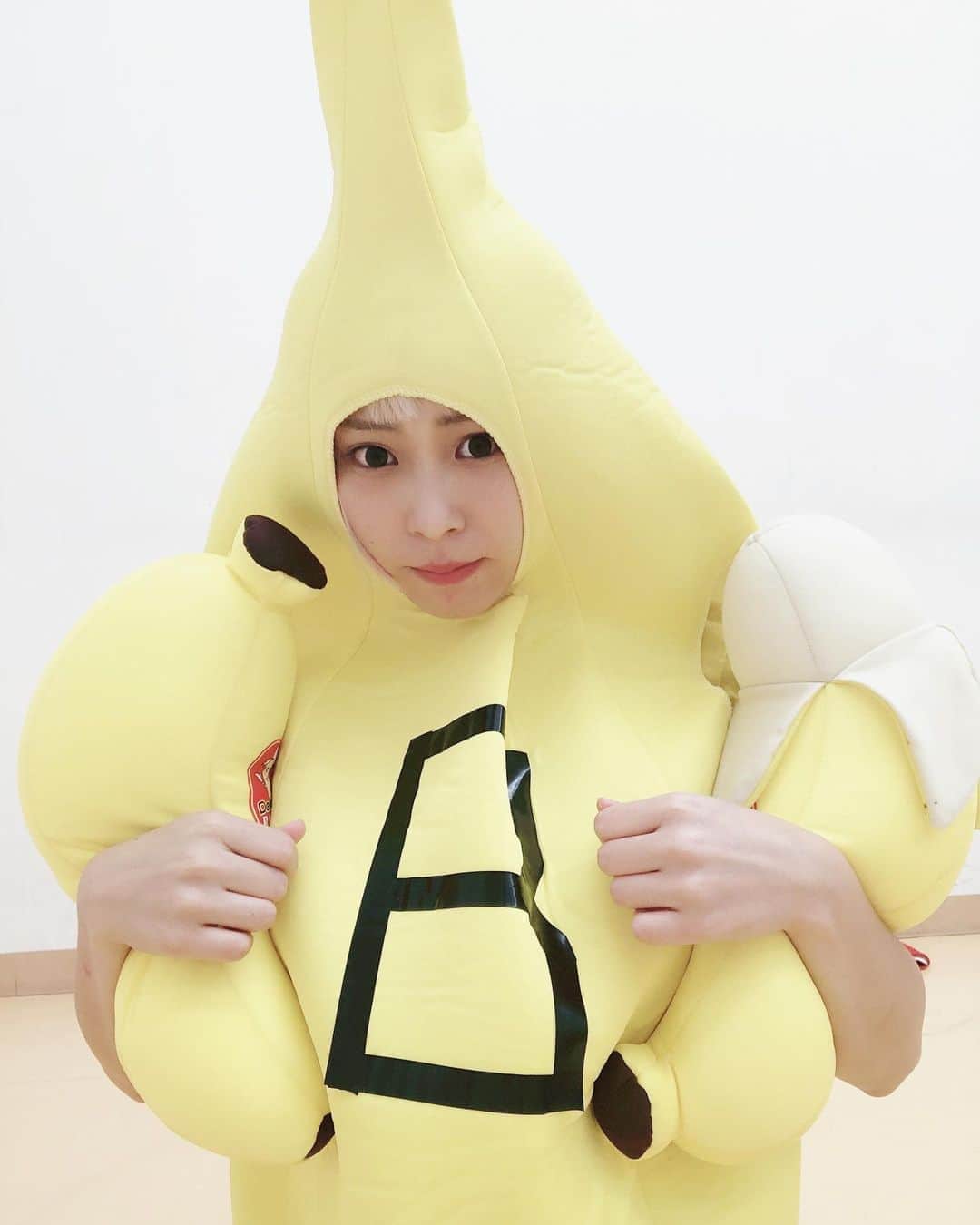 のインスタグラム：「来年30歳の人 ・ ・ #ミスBBシスターズ #バナーナ #banana #バナナ #コスプレ #smile #girl  #shooting #셀카 #미소녀 #일본인 #非常好 #摄影 #塚田綾佳」