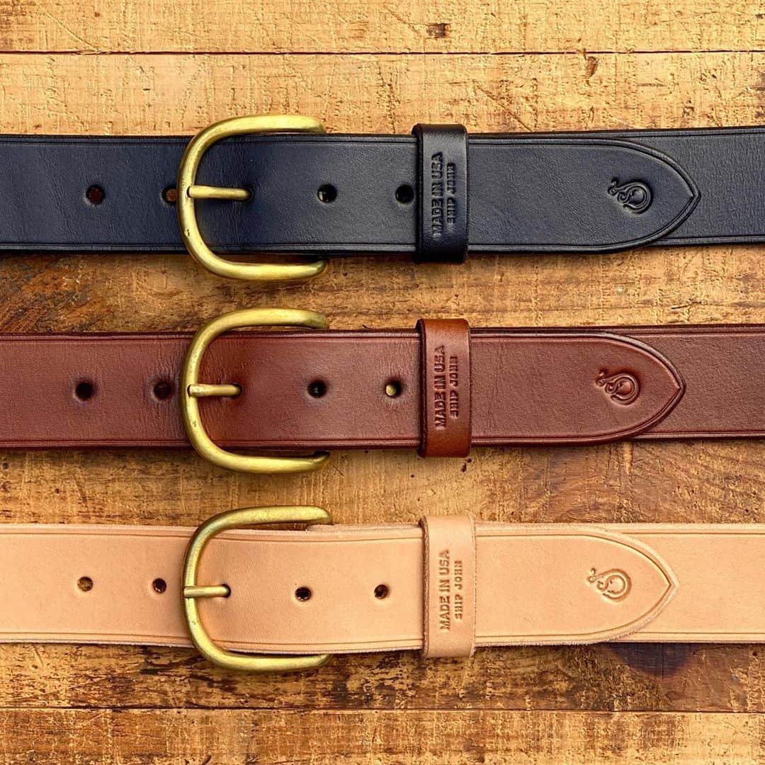 のインスタグラム：「SHIP JOHN "Old No.4 Belt" 入荷!!  財布同様に好評いただいていた"Old No.4 Belt" 前回はブラックのみの取り扱いでしたが、好評につきブラウンとナチュラルも追加で入荷しました！ 全てベジタブルタンニン鞣しの厚みのあるヌメ革のため、レザー本来の自然なエイジングを愉しんでいただけます。 カッティングやコバ、エッジの仕上げも丁寧そのもの。 バックルも形状が少し変わり、よりクラシカルなデザインになりました！ 今ならサイズも揃っているので、ご購入はお早めに！  #shipjohn #oldno4belt #belt #leatherbelt #vegtan #vegtanleather #cowleather #portland #oregon #usa #wescojapan #wescoosaka #wescoebisu #wescosetagaya #wescokanazawa」