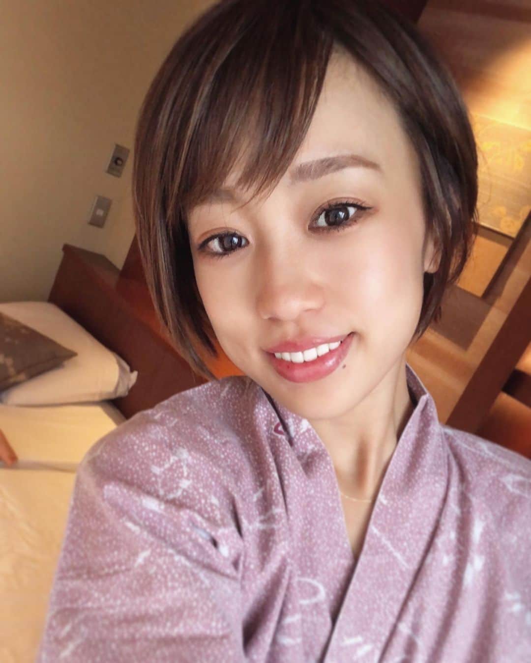 DJ YURiAのインスタグラム：「👀👀👀  ﻿ 敬愛する安達祐実様が﻿ イメージモデルのカラコン。﻿ すごく自然で愛用中♡ ﻿ 憧れの裸眼は何度トライしても﻿ チュンってなっちゃって🥺﻿ ↑ニュアンス伝われば嬉しい﻿ ﻿ 元々視力が良くないのでなんにせよ﻿ コンタクトレンズはせねばならず。﻿ ﻿ 盛り過ぎずナチュラルだけどなんか違う﻿ みたいな絶妙なラインが今のツボです。﻿ ﻿ ﻿ 1,2枚目 室内﻿ 3枚目　屋外﻿ 4枚目　屋外でのドアップ　﻿ ﻿ -----------﻿ 付けているのはこちら﻿ ↓↓↓﻿ BELLSiQUE﻿ Noir ROSE﻿ -----------﻿ 裸眼っぽくしたい方にお勧めカラー♡﻿ ﻿ ﻿ ﻿ #カラコン﻿ #卒業できない﻿ #PRでもなんでもない﻿ #愛用品﻿ #bellsique #敬愛﻿ #安達祐実様 #温泉旅行 #浴衣 #娘の足が見切れてる」