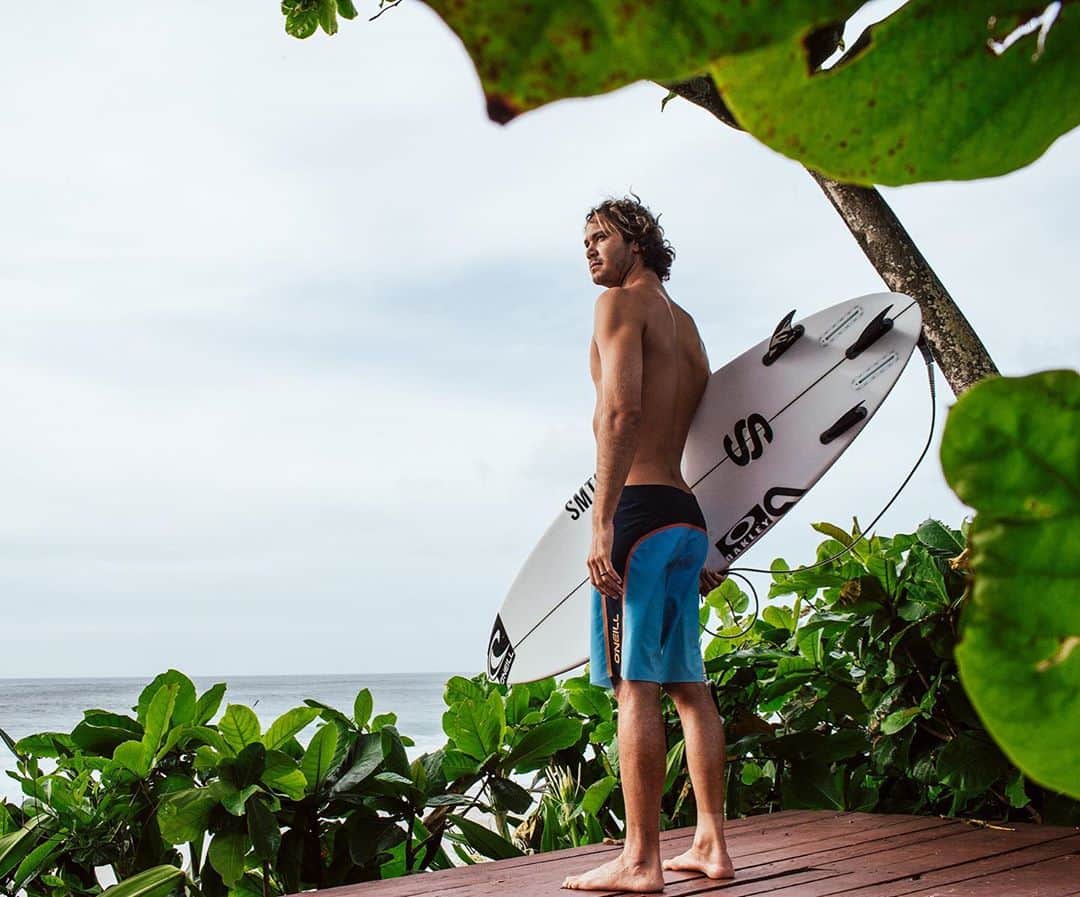 ジョーディ・スミスのインスタグラム：「Surf check / @oneillusa trunks shoot 😂  photo : @brianbielmann」