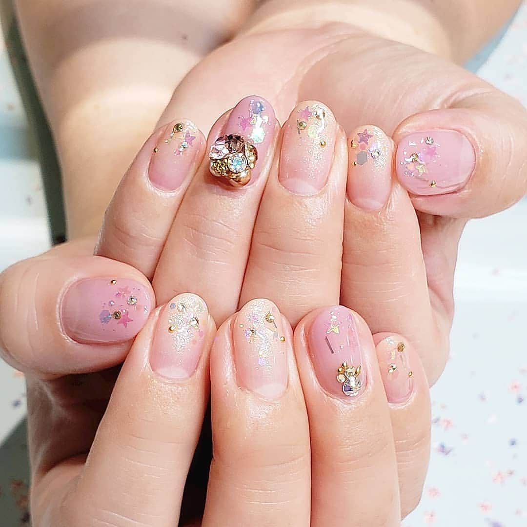 のインスタグラム：「⁣ 💗✨キラキラ✨💕🍭👻🍬💎⁣ キャンディーPopなHalloween Nail⁣ ⁣ 📷 @nailquick_atrevie_otsuka⁣ ネイルクイック オー・プティボヌール アトレヴィ大塚店 Oogiya⁣ ⁣ 💎𝗱𝗼𝘂𝗯𝗹𝗲𝟭𝟴𝟬⁣ 特別なトレーニングプログラムを修了したネイリストのみが行うことができるアートです。⁣ ﻿⁣ ⁣ 🟫ネット予約のメニュー選択⁣ 【ハンド】ジェルコース＋お好みのアート両手2-3本まで(8500円～)」を選択し、⁣ コメント欄に「DOUBLE180」とご入力ください。 ⁣ ⁣ ❋当該アートを3本以上ご希望の場合はネットでのご予約は承れませんので、恐れ入りますが店舗へ直接お電話にてご予約をお願い致します。⁣ ⁣ ❋使用ストーンは、店舗によって在庫状況が異なります。在庫切れの場合は、別のストーンでのご案内をさせていただくことがございますので、あらかじめご了承ください。⁣ ⁣ #オーダーチップ の作成も承っております!!⁣ 1本でもOk👌🏻⁣ ⁣ ご予約時は下記店舗ネイリストをご指名頂きますようお願い致します。(2020.10.15)⁣ ⁣ 🟦東京エリア⁣ @nailquick_atre_akihabara⁣ アトレ秋葉原1店　佐久間、宗円⁣ ⁣ @spanail_otemachi⁣ スパネイル大手町店　持吉⁣ ⁣ @nailquick_marubiru⁣ 丸ビル店　鈴木⁣ ⁣ @nailquick_yaesuchikagai⁣ 八重洲地下街店　鏡⁣ ⁣ @nailquick_iidabashi_ramla⁣ 飯田橋ラムラ店　高野⁣ ⁣ @nailquick_ginza⁣ 銀座店 Premium　中吉⁣ ⁣ @spanail_atre_takeshiba⁣ スパネイルアトレ竹芝　長谷川⁣ ⁣ @nailparfait_takadanobaba⁣ ネイルパフェ高田馬場店　坂本、小笠原⁣ ⁣ @nailquick_iidabashi_ramla⁣ 飯田橋ラムラ店　高野⁣ ⁣ @nailquick_atre_ueno⁣ アトレ上野店　相川⁣ ⁣ @nailquick_atre_kameido⁣ アトレ亀戸店　若林⁣ ⁣ @nailquick_gotanda⁣ 五反田東急スクエア店　平岡⁣ ⁣ @nailquick_atre_meguro⁣ アトレ目黒店　飛田⁣ ⁣ @nailquick_atre_omori⁣ アトレ大森店　八木⁣ ⁣ @nailquick_kamata⁣ オー･プティボヌール蒲田店　小野寺⁣ ⁣ @nailquick_kyodocorty⁣ 経堂コルティ店　加藤⁣ ⁣ @nailquick_shibuya⁣ 渋谷店 Premium 萩原⁣ ⁣ @nailquick_lumineikebukuro⁣ オー･プティボヌール ルミネ池袋店　油淺⁣ ⁣ @nailquick_atrevie_otsuka⁣ アトレヴィ大塚店　扇谷、渡部、佐々木⁣ ⁣ @nailquick_atrevie_sugamo⁣ アトレヴィ巣鴨店　森、芳川、山田、金子⁣ ⁣ @nailquick_oizumi_gakuen⁣ グランエミオ大泉学園店　大場⁣ ⁣ ⁣ 🟩神奈川エリア⁣ @nailquick_yokohamajoinus⁣ 横浜ジョイナス店　中村⁣ ⁣ @nailquick_totsuka⁣ 戸塚店　関谷(KZ)⁣ ⁣ @nailquick_konandai_birds⁣ 港南台バーズ店　尾留川、河原、望月⁣ ⁣ @nailquick_shinyokohama⁣ 新横浜プリンスペペ店　小林、松島⁣ ⁣ @nailquick_northport⁣ ノースポート･モール店　柳沢⁣ ⁣ @nailquick_aobadai⁣ 青葉台店　高橋⁣ ⁣ @nailquick_tamaplaza⁣ たまプラーザ店　小林、清山、井祐⁣ ⁣ @nailquick_lazona_kawasaki⁣ ラゾーナ川崎店　青塚、大塚⁣ ⁣ @nailquick_musashikosugi⁣ ららテラス武蔵小杉店　渡部⁣ ⁣ @nailquick_lusca_chigasaki⁣ ラスカ茅ヶ崎店　須田⁣ ⁣ ラスカ小田原店　高橋(MR)、高橋(Mi)⁣ ⁣ ⁣ 🟨千葉エリア⁣ @nailquick_atre_matsudo⁣ アトレ松戸店　平井、大友⁣ ⁣ @nailquick_narita_airport⁣ 成田第1ターミナル店　休業中⁣ ⁣ @nailquick_atre_shinurayasu⁣ アトレ新浦安店　小柴⁣ ⁣ @nailquick_periechiba⁣ オアシス ペリエ千葉店　米倉、山本、坂田⁣ ⁣ ⁣ 🟧埼玉エリア⁣ @nailquick_lalagarden_kasukabe⁣ ララガーデン春日部店　片山、秋山⁣ ⁣ @nailquick_shinkoshigaya⁣ 新越谷店　東山⁣ ⁣ #オーダーチップ承ります」