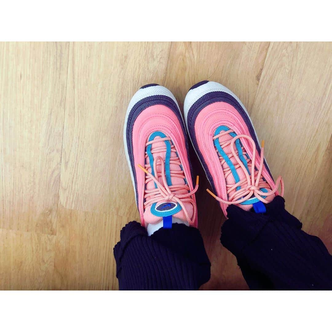 木南晴夏さんのインスタグラム写真 - (木南晴夏Instagram)「メイクさんにもらった スニーカー  この歳になると ピンク身につけるだけで 気持ちるんるん  #靴下はしずかちゃん」10月15日 17時30分 - kinamitopan
