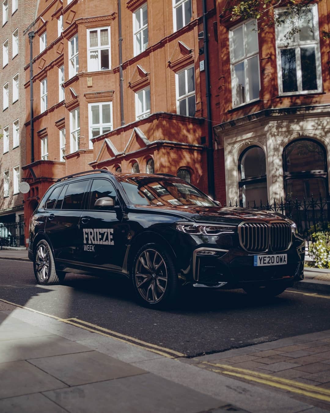 BMWさんのインスタグラム写真 - (BMWInstagram)「Street art never looked so luxurious. The BMW X7 at #Friezeartfair. #TheX7 #BMW #X7 @bmwgroupculture @josselin」10月15日 17時30分 - bmw