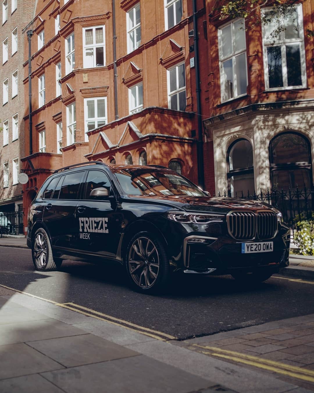 BMWのインスタグラム：「Street art never looked so luxurious. The BMW X7 at #Friezeartfair. #TheX7 #BMW #X7 @bmwgroupculture @josselin」